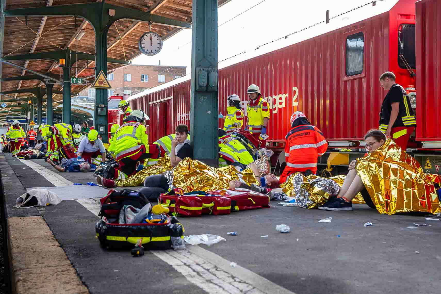 Im Rahmen der ASB-Bundesgroßübung wurde am Hauptbahnhof Kassel ein schwerer Bahnunfall mit zahlreichen Verletzten simuliert. Einsatzkräfte von ASB und anderen Hilfsorganisationen koordinierten die Evakuierung, Erstversorgung und den Abtransport der Betroffenen. Ziel der Übung war die Verbesserung der Zusammenarbeit und Transportlogistik bei einem Massenanfall von Verletzten. 27. Juni 2025, Kassel / Hessen / Deutschland