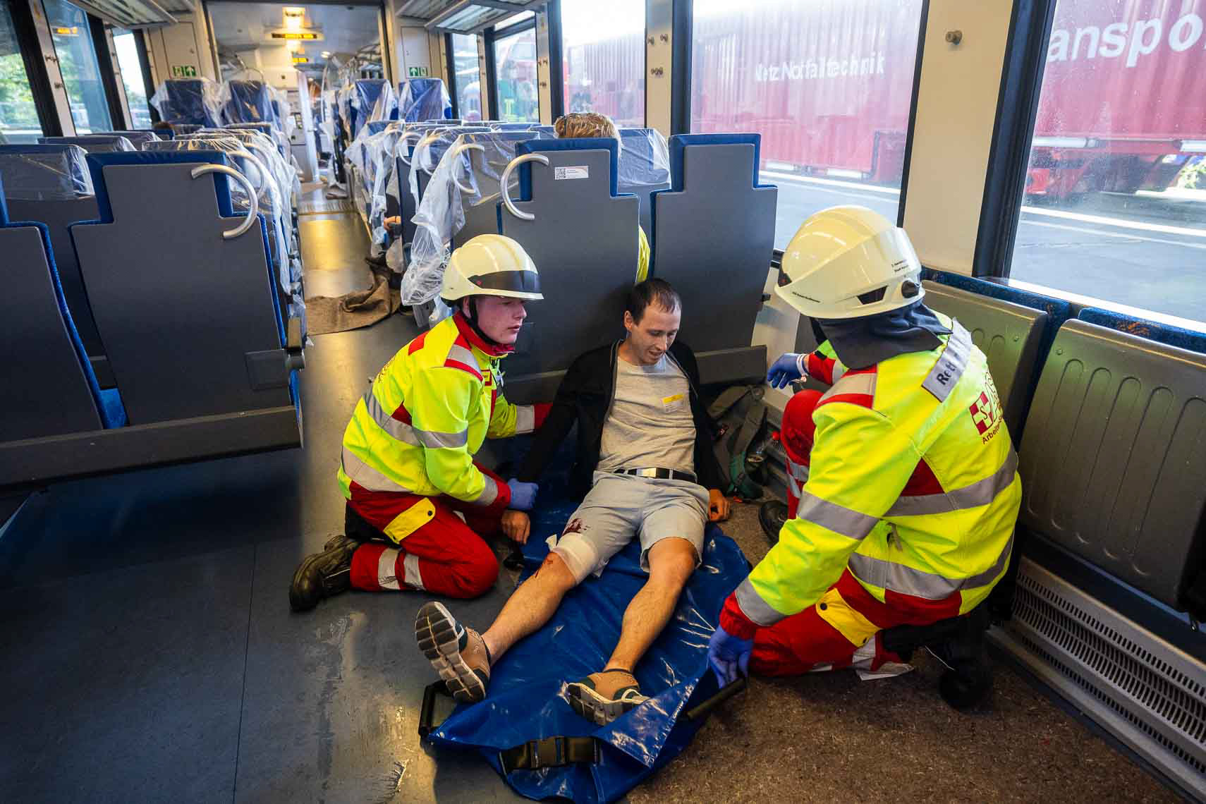 Im Rahmen der ASB-Bundesgroßübung wurde am Hauptbahnhof Kassel ein schwerer Bahnunfall mit zahlreichen Verletzten simuliert. Einsatzkräfte von ASB und anderen Hilfsorganisationen koordinierten die Evakuierung, Erstversorgung und den Abtransport der Betroffenen. Ziel der Übung war die Verbesserung der Zusammenarbeit und Transportlogistik bei einem Massenanfall von Verletzten. 27. Juni 2025, Kassel / Hessen / Deutschland