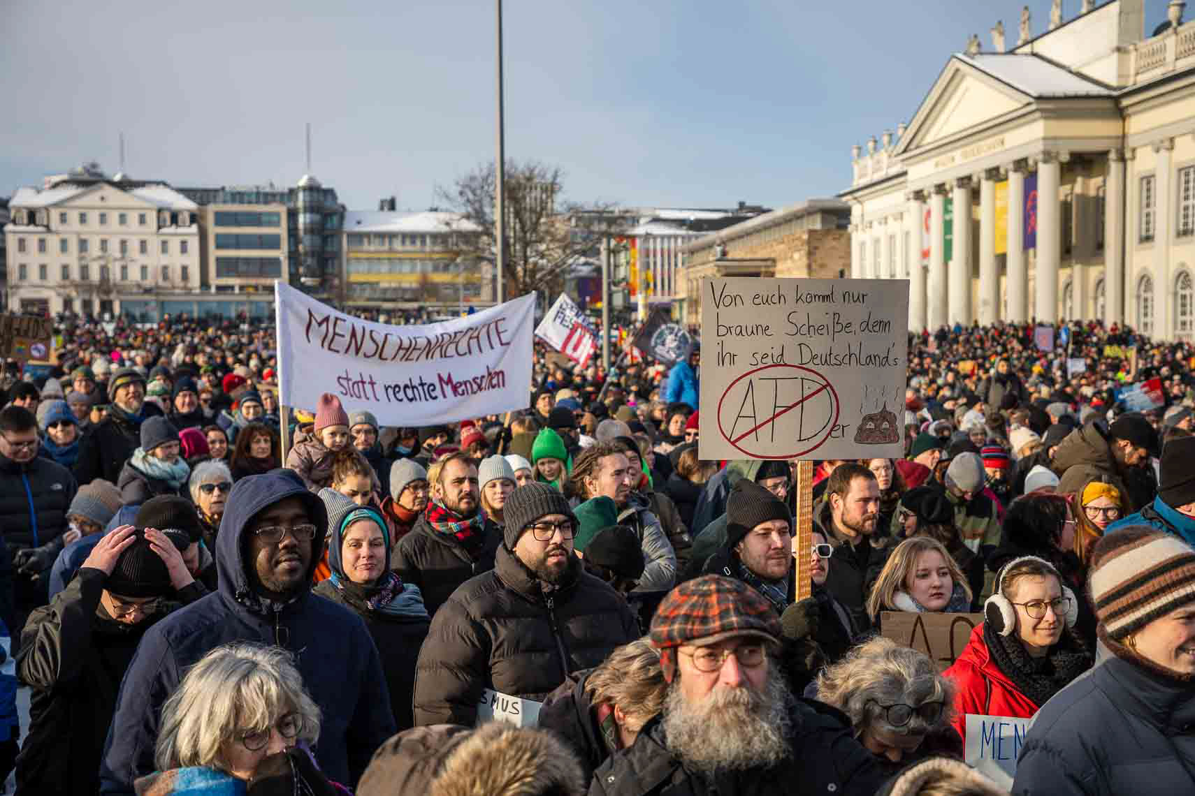 Rund 15.000 Menschen versammelten sich vor dem Staatstheater am Friedrichsplatz zu einer Kundgebung gegen Rechtsextremismus und die AfD. Die vom Bündnis “Kassel steht zusammen” organisierte Demonstration übertraf die ursprünglich angemeldeten 1.000 Teilnehmer um das 15-fache. Oberbürgermeister Sven Schoeller (Grüne) betonte in seiner Rede die Bedeutung der Demokratie und der Unantastbarkeit der Menschenwürde. Die friedliche Demonstration war Teil der bundesweiten Protestwelle gegen die durch die Correctiv-Recherche bekannt gewordenen Deportationspläne von Rechtsextremen. 20. Januar 2024, Kassel / Hessen / Deutschland