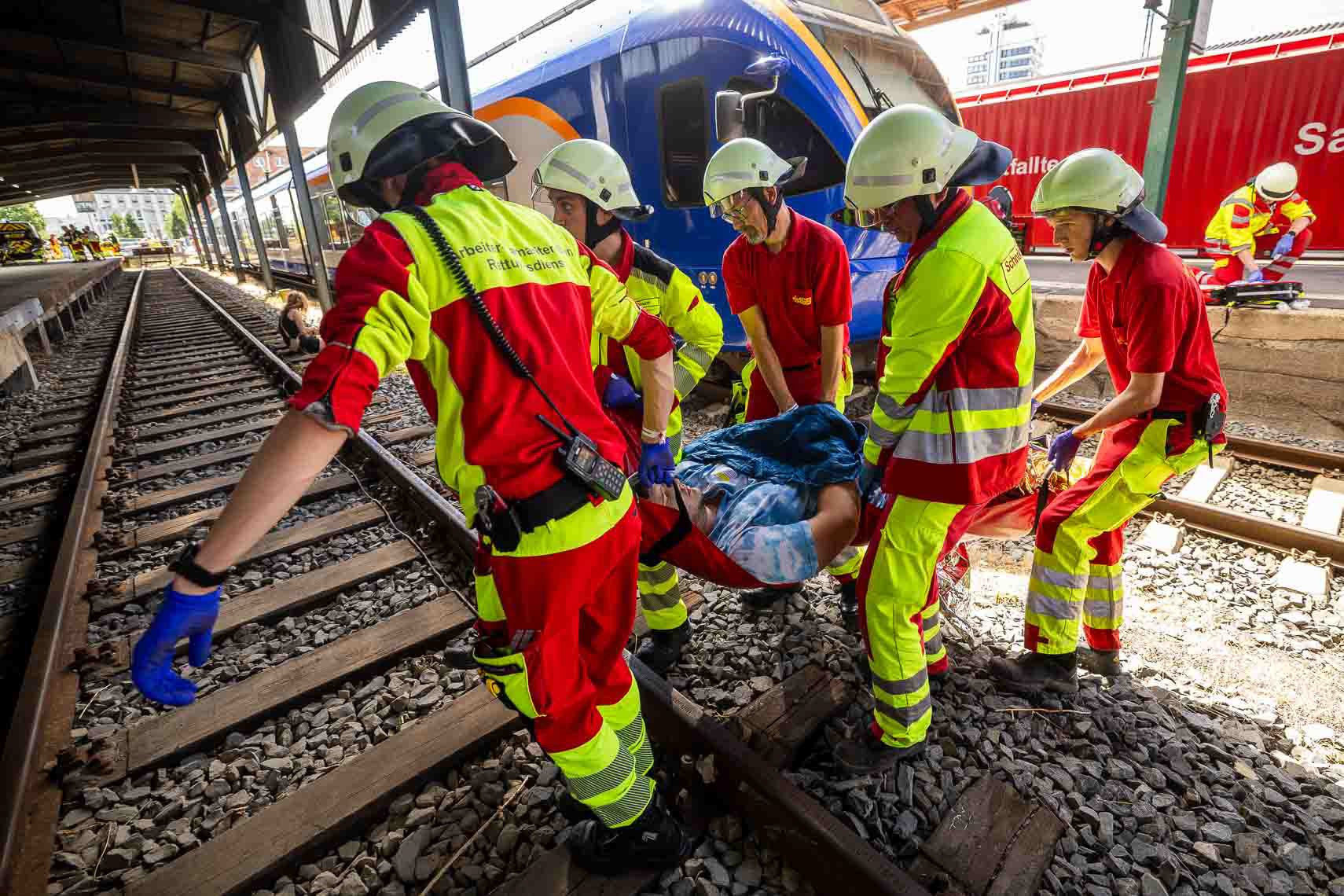 Im Rahmen der ASB-Bundesgroßübung wurde am Hauptbahnhof Kassel ein schwerer Bahnunfall mit zahlreichen Verletzten simuliert. Einsatzkräfte von ASB und anderen Hilfsorganisationen koordinierten die Evakuierung, Erstversorgung und den Abtransport der Betroffenen. Ziel der Übung war die Verbesserung der Zusammenarbeit und Transportlogistik bei einem Massenanfall von Verletzten. 27. Juni 2025, Kassel / Hessen / Deutschland