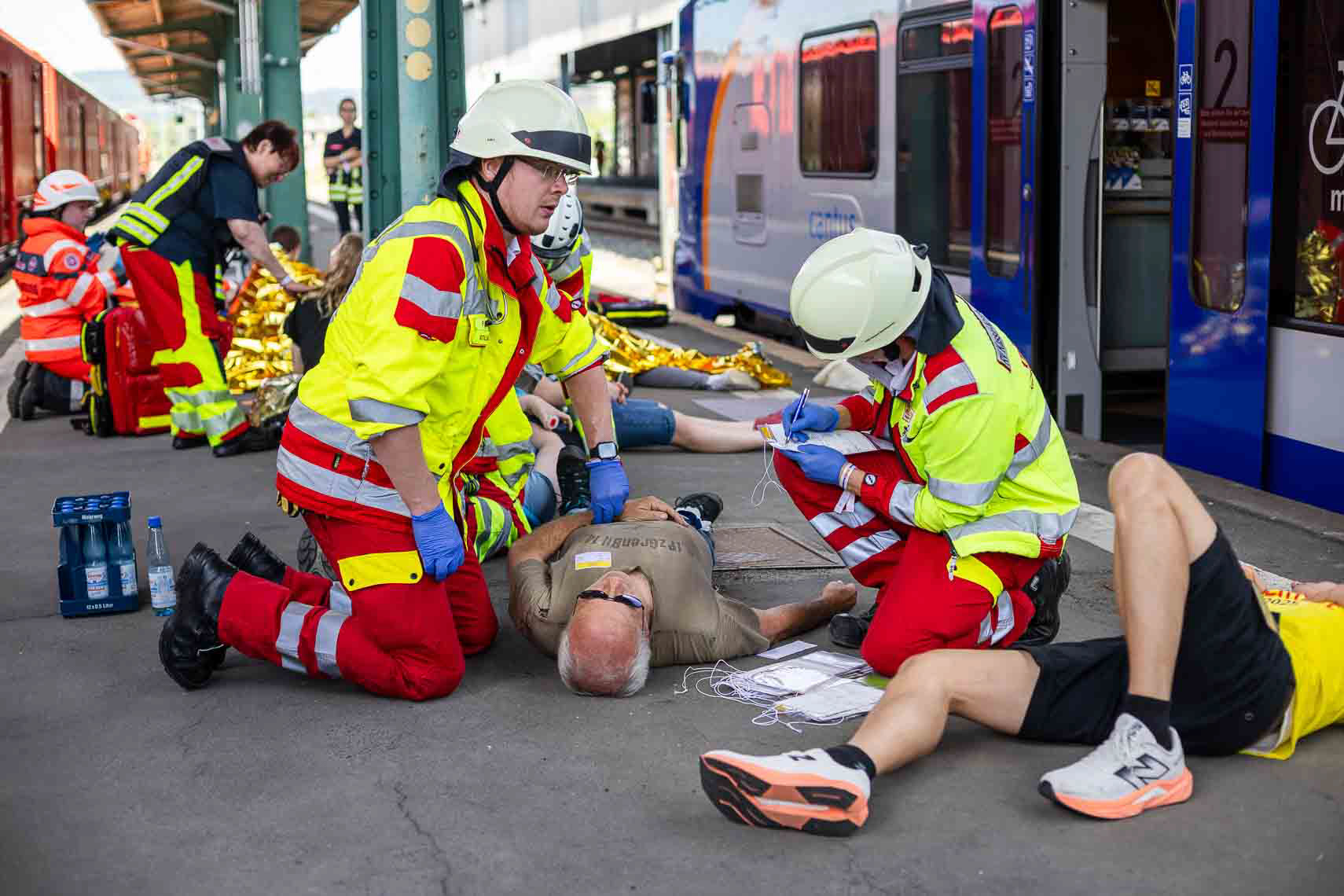 Im Rahmen der ASB-Bundesgroßübung wurde am Hauptbahnhof Kassel ein schwerer Bahnunfall mit zahlreichen Verletzten simuliert. Einsatzkräfte von ASB und anderen Hilfsorganisationen koordinierten die Evakuierung, Erstversorgung und den Abtransport der Betroffenen. Ziel der Übung war die Verbesserung der Zusammenarbeit und Transportlogistik bei einem Massenanfall von Verletzten. 27. Juni 2025, Kassel / Hessen / Deutschland