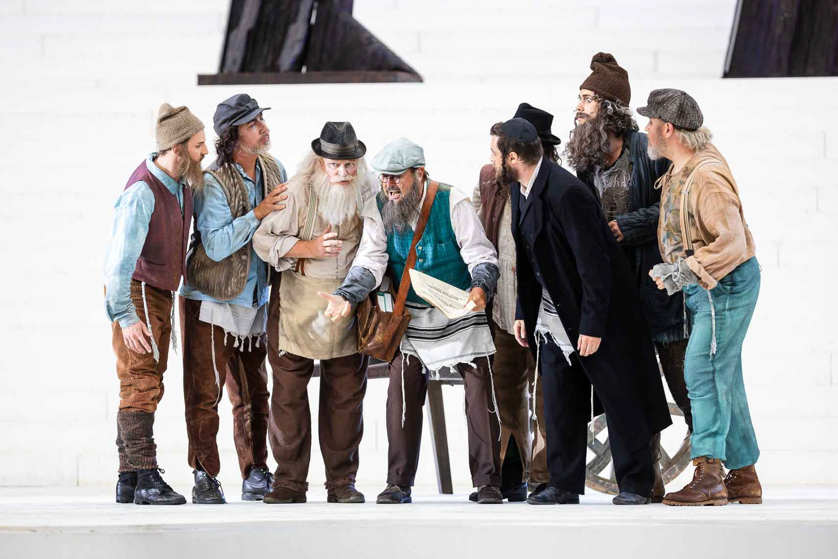 Ensemble während der Generalprobe zu "Anatevka (Fiddler on the Roof)" bei den Domstufen-Festspielen des Theater Erfurt am 31. Juli 2024 in Erfurt / Thüringen / Deutschland