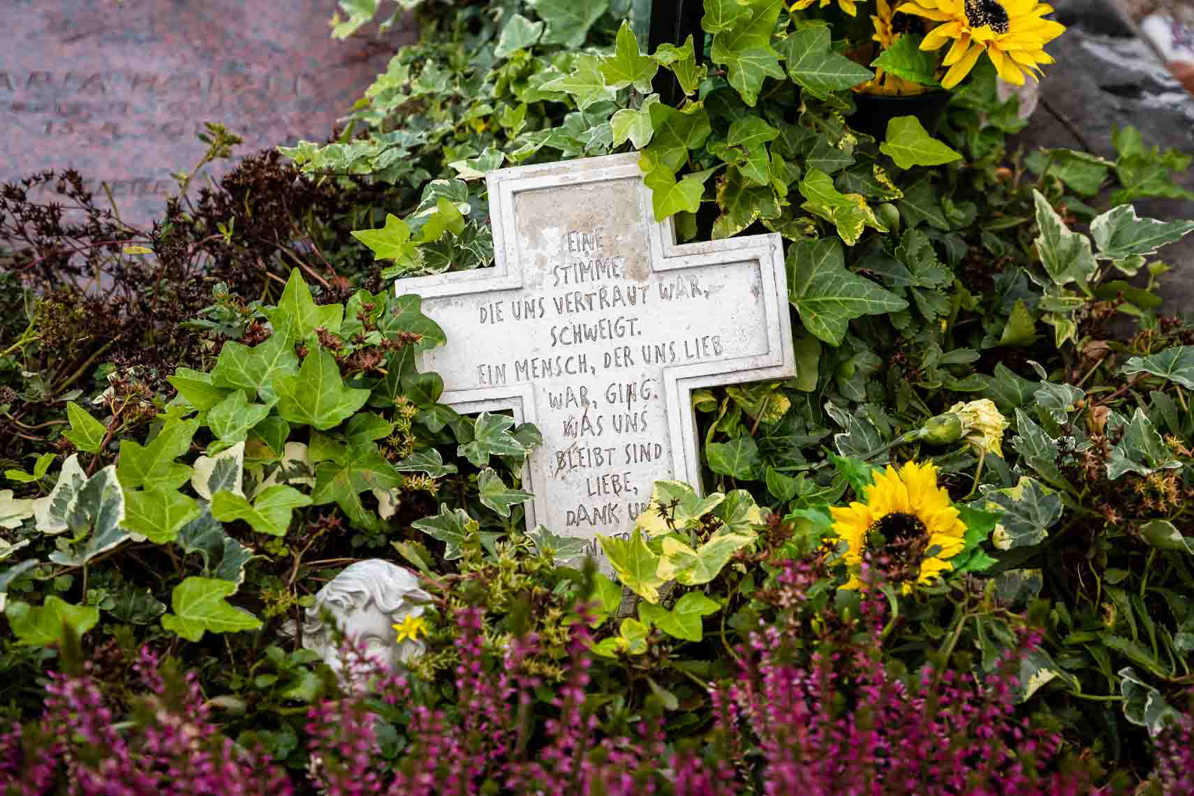 Ehrengrab von Musiker Hans Hölzel alias Falco (1957 - 1998) in Gruppe 40, Nr. 64 auf dem Zentralfriedhof Wien. Beigesetzt wurde er unter anderem in einem Versace-Hemd, zu den Klängen des 1985 von ihm gesungenen Bob-Dylan-Songs „It's All Over Now, Baby Blue". Falcos Sarg trugen jene Wiener Motorrad-Rocker, die 1985 im Video "Rock me Amadeus" mitgespielt hatten. Darauf lag der Mantel, den er in diesem Video getragen hatte. Tausende Menschen kamen zum Begräbnis. Die Idee, der Entwurf, die Planung und auch die Ausführung der steinernen Teile des Falco-Grabmales stammen von Erwin Zechmeister, Steinmetz in Hollabrunn. Die Glasplatte aus Panzerglas wurde in Tschechien hergestellt. Finanziert wurde das Grabmal von Falcos Freund, dem Geschäftsmann Ronald Seunig (Excalibur City). Kostenpunkt umgerechnet ca. 20 000 Euro. Die Aufstellung erfolgte 1999. Das Grabmal besteht aus drei Teilen: Falco - der Künstler (Obelisk), Falco - das Werk (Glasplatte), Falco - der Mensch (Säule). Neben dem Grab befindet sich eine Sitzbank für die Pilger, die neben ihm vorgesehenen letzten Ruhestätten werden nicht mehr belegt werden.