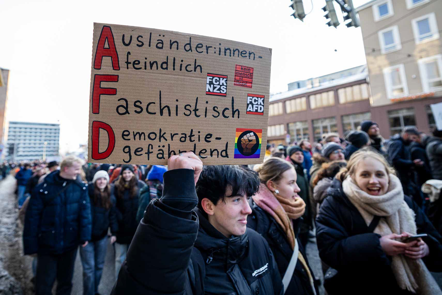 Rund 15.000 Menschen versammelten sich vor dem Staatstheater am Friedrichsplatz zu einer Kundgebung gegen Rechtsextremismus und die AfD. Die vom Bündnis “Kassel steht zusammen” organisierte Demonstration übertraf die ursprünglich angemeldeten 1.000 Teilnehmer um das 15-fache. Oberbürgermeister Sven Schoeller (Grüne) betonte in seiner Rede die Bedeutung der Demokratie und der Unantastbarkeit der Menschenwürde. Die friedliche Demonstration war Teil der bundesweiten Protestwelle gegen die durch die Correctiv-Recherche bekannt gewordenen Deportationspläne von Rechtsextremen. 20. Januar 2024, Kassel / Hessen / Deutschland