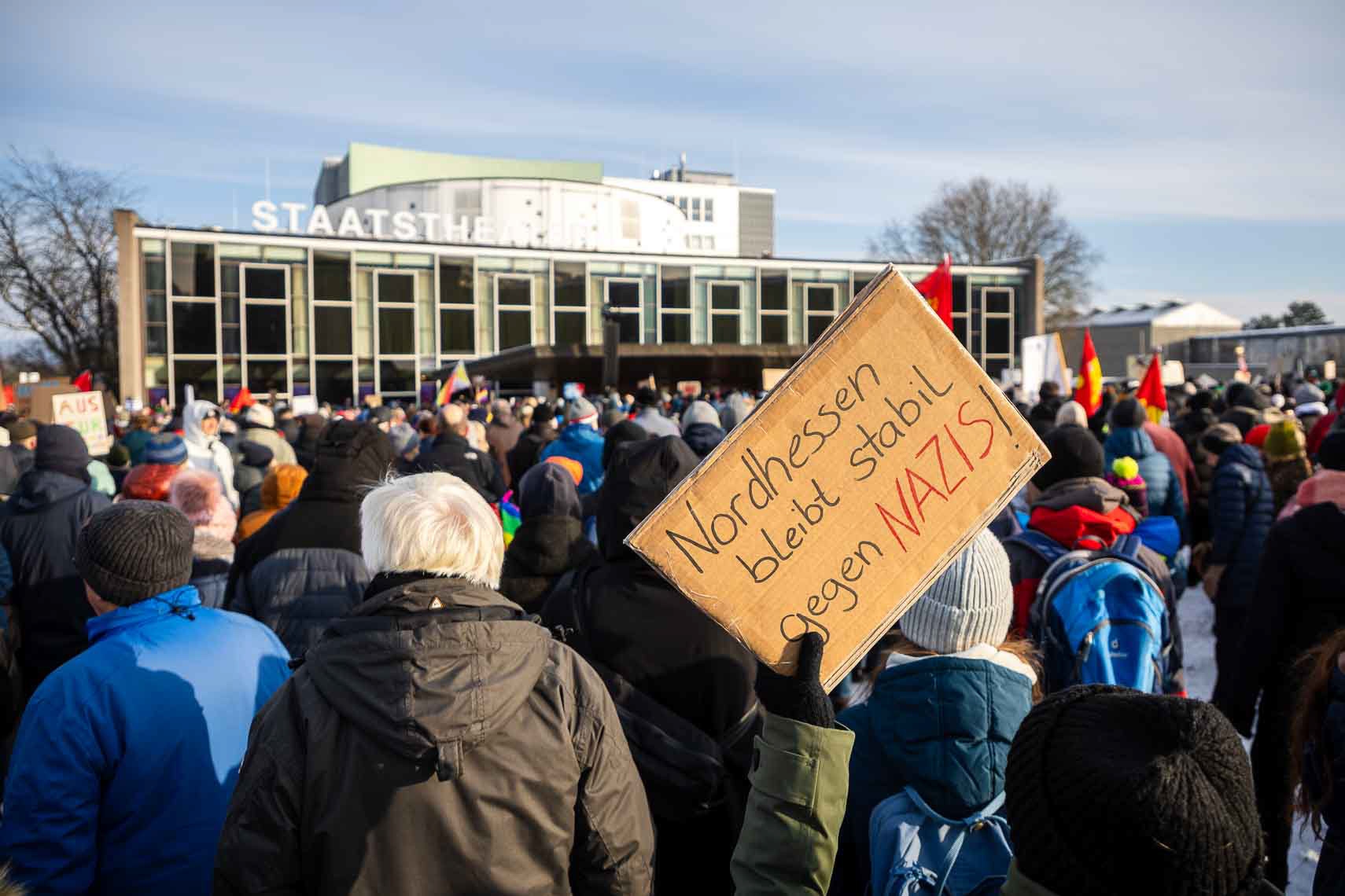 Rund 15.000 Menschen versammelten sich vor dem Staatstheater am Friedrichsplatz zu einer Kundgebung gegen Rechtsextremismus und die AfD. Die vom Bündnis “Kassel steht zusammen” organisierte Demonstration übertraf die ursprünglich angemeldeten 1.000 Teilnehmer um das 15-fache. Oberbürgermeister Sven Schoeller (Grüne) betonte in seiner Rede die Bedeutung der Demokratie und der Unantastbarkeit der Menschenwürde. Die friedliche Demonstration war Teil der bundesweiten Protestwelle gegen die durch die Correctiv-Recherche bekannt gewordenen Deportationspläne von Rechtsextremen. 20. Januar 2024, Kassel / Hessen / Deutschland