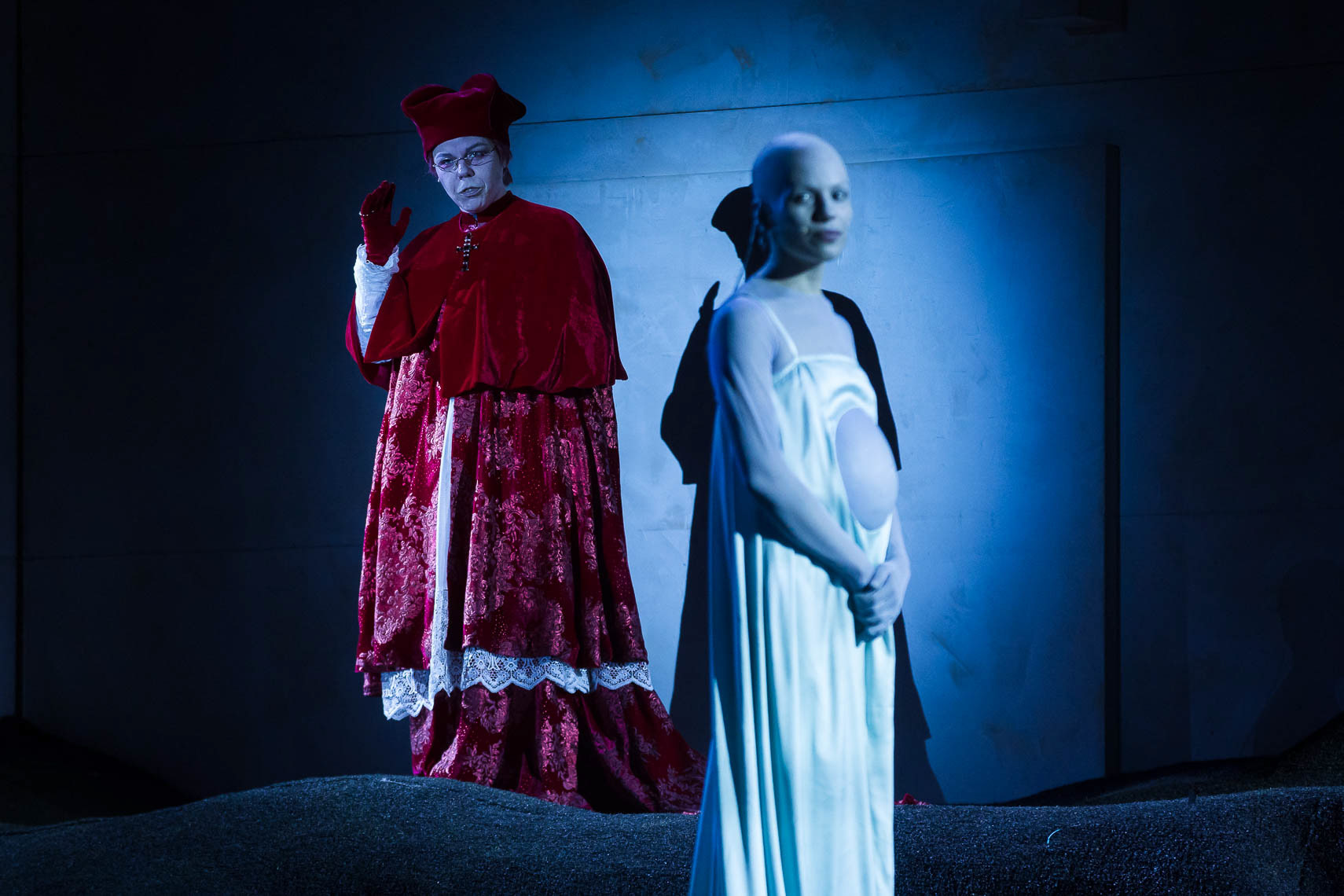 Sarah Viktoria Frick (Teufel) mit Anja Plaschg (Der Glaube) während der Medienprobe / Generalprobe zu „Jedermann - Das Spiel vom Sterben des reichen Mannes” von Hugo von Hofmannsthal (1974 - -1929) bei den Salzburger Festspiele 2023