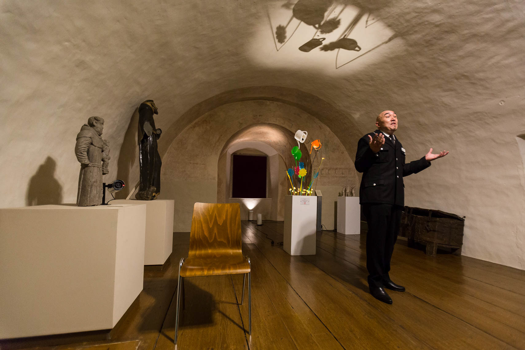 Andrés Mendez als Museumswärter Dave Holy in "Nipplejesus", dem Rahmenprogramm in der Kapelle in der Galerie im Stift während der 69. Bad Hersfelder Festspiele am 25. Juli 2019 in Bad Hersfeld / Hessen / Deutschland