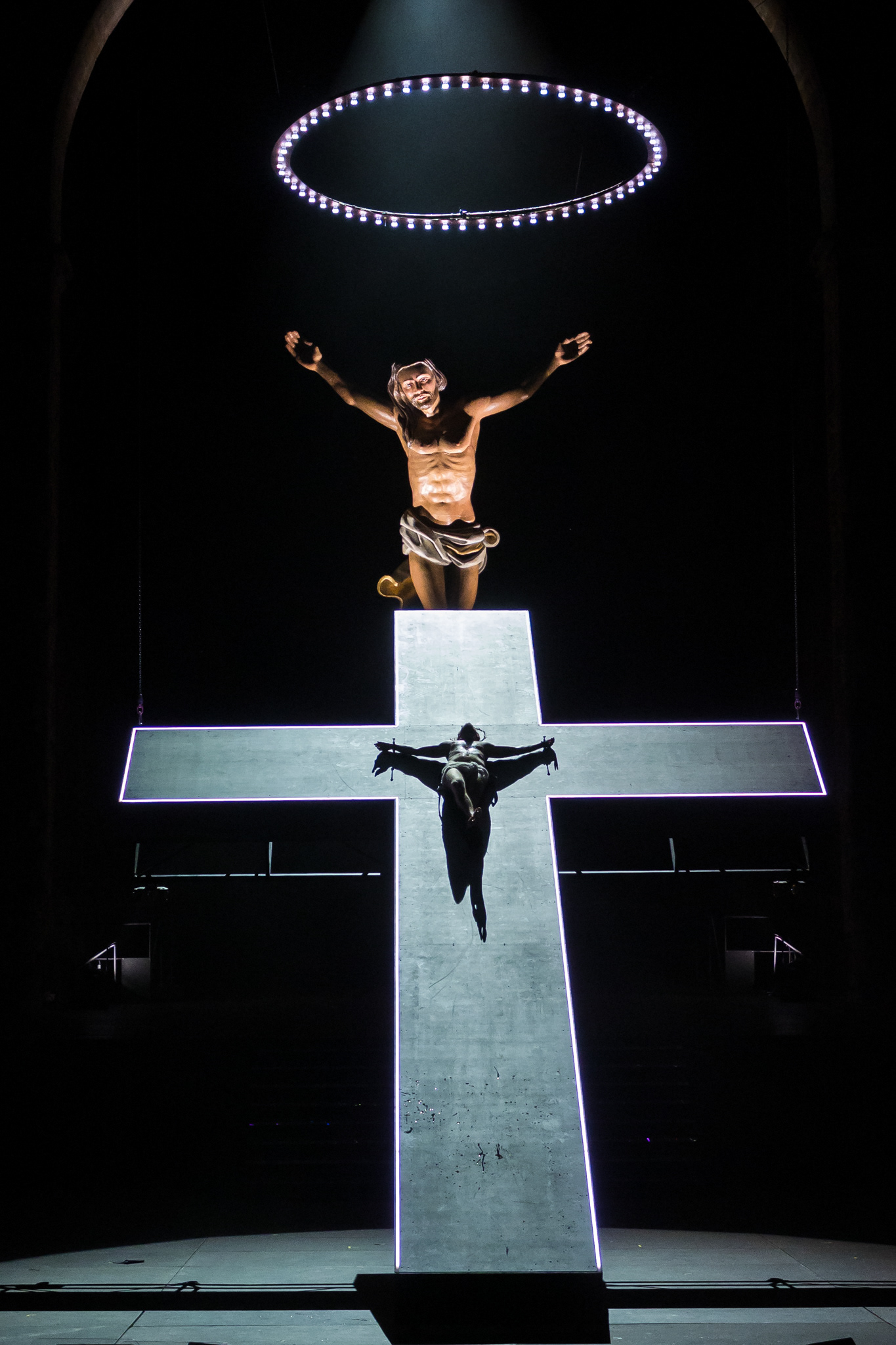 Andreas Bongard (Jesus von Nazareth) gekreuzigt während der Medienprobe zum Musical „Jesus Christ Superstar” bei den 72. Bad Hersfelder Festspielen am 29. Juni 2023 in der Stiftsruine Bad Hersfeld / Hessen / Deutschland