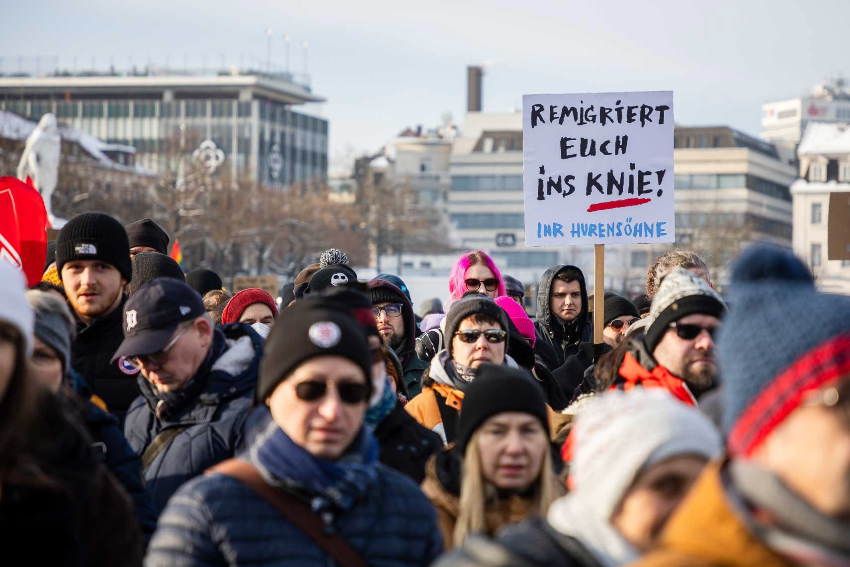 Rund 15.000 Menschen versammelten sich vor dem Staatstheater am Friedrichsplatz zu einer Kundgebung gegen Rechtsextremismus und die AfD. Die vom Bündnis “Kassel steht zusammen” organisierte Demonstration übertraf die ursprünglich angemeldeten 1.000 Teilnehmer um das 15-fache. Oberbürgermeister Sven Schoeller (Grüne) betonte in seiner Rede die Bedeutung der Demokratie und der Unantastbarkeit der Menschenwürde. Die friedliche Demonstration war Teil der bundesweiten Protestwelle gegen die durch die Correctiv-Recherche bekannt gewordenen Deportationspläne von Rechtsextremen. 20. Januar 2024, Kassel / Hessen / Deutschland