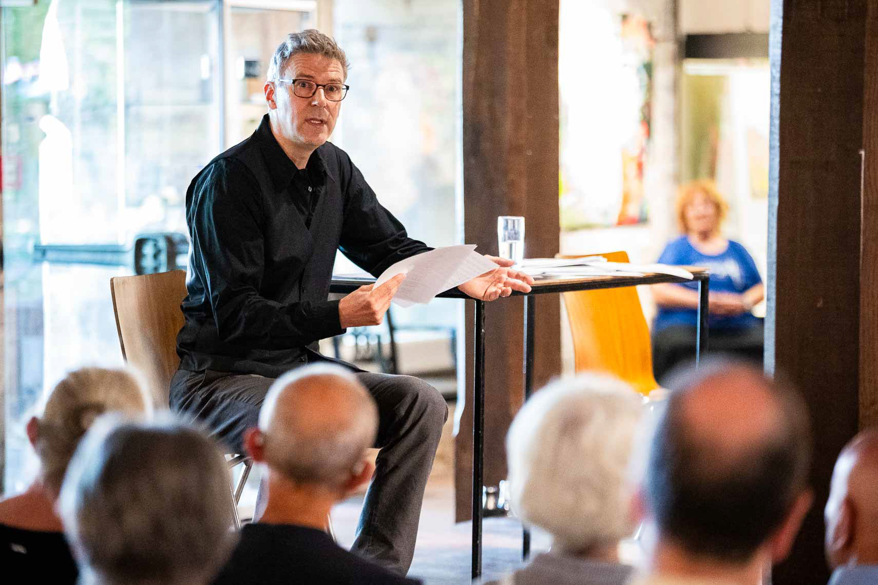 Alexander Netschajew während der literarisch-musikalischen Matinee „Die Freiheit hat man satt am End`“ zum Ende der Ende der nationalsozialistischen Gewaltherrschaft in Deutschland im Kapitelsaal des Museums im Stiftsbezirk, aufgenommen am 10. August 2025 in Bad Hersfeld / Hessen / Deutschland