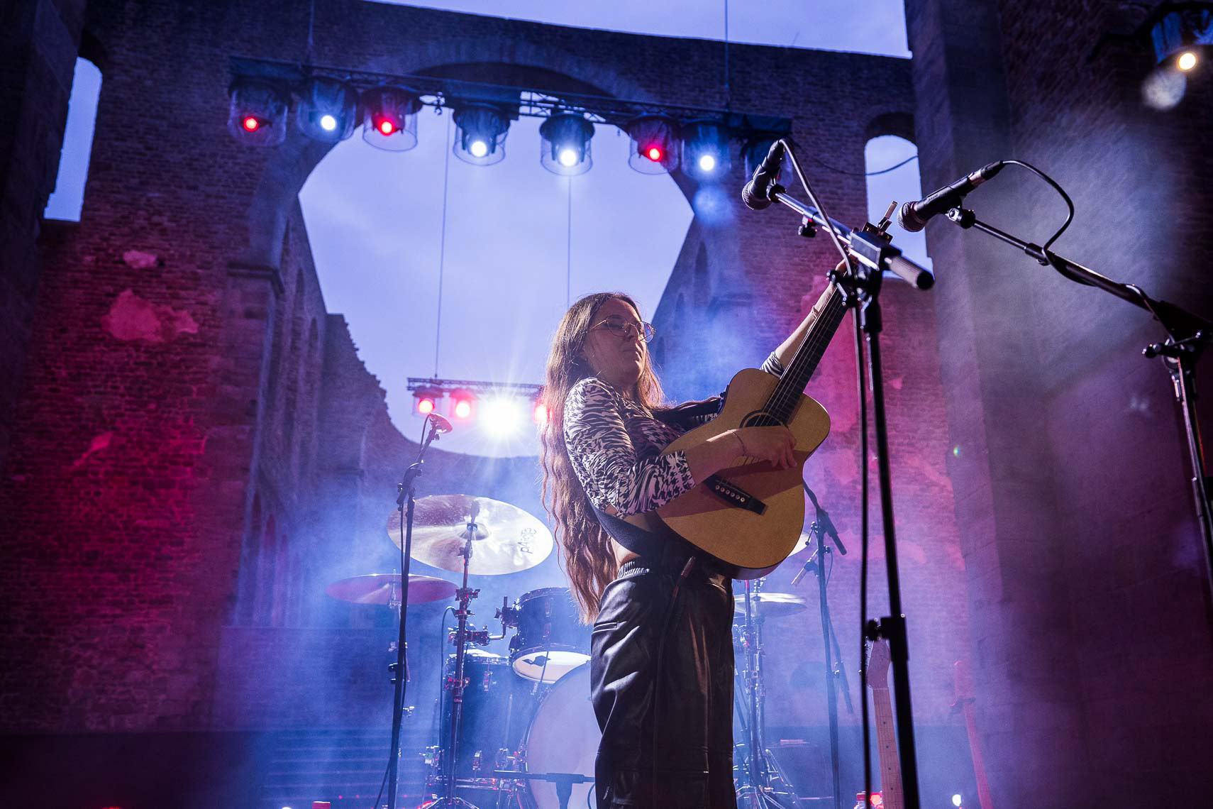 Veronica Fusaro als SupportAct von Stefanie Heinzmann im Rahmenprogramm zu den 72. Bad Hersfelder Festspielen in der Stiftsruine, 31. Juli 2023, Bad Hersfeld / Hessen / Deutschland