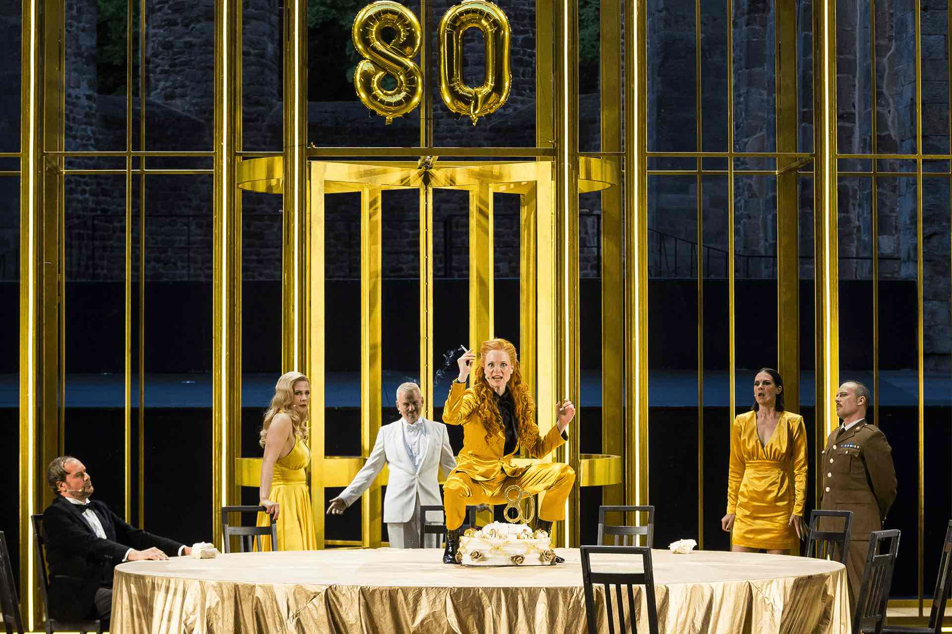 v.l. Frank Wünsche (Albany), Katrin Röver (Goneril), Thomas Huber (Oswald/König von Frankreich), Friederike Ott (Cordelia), Nora Buzalka (Regan), David Moorbach (Cornwall) während der Medienprobe zu „König Lear” bei den 72. Bad Hersfelder Festspiele am 28. Juni 2023 in der Stiftsruine Bad Hersfeld / Hessen / Deutschland