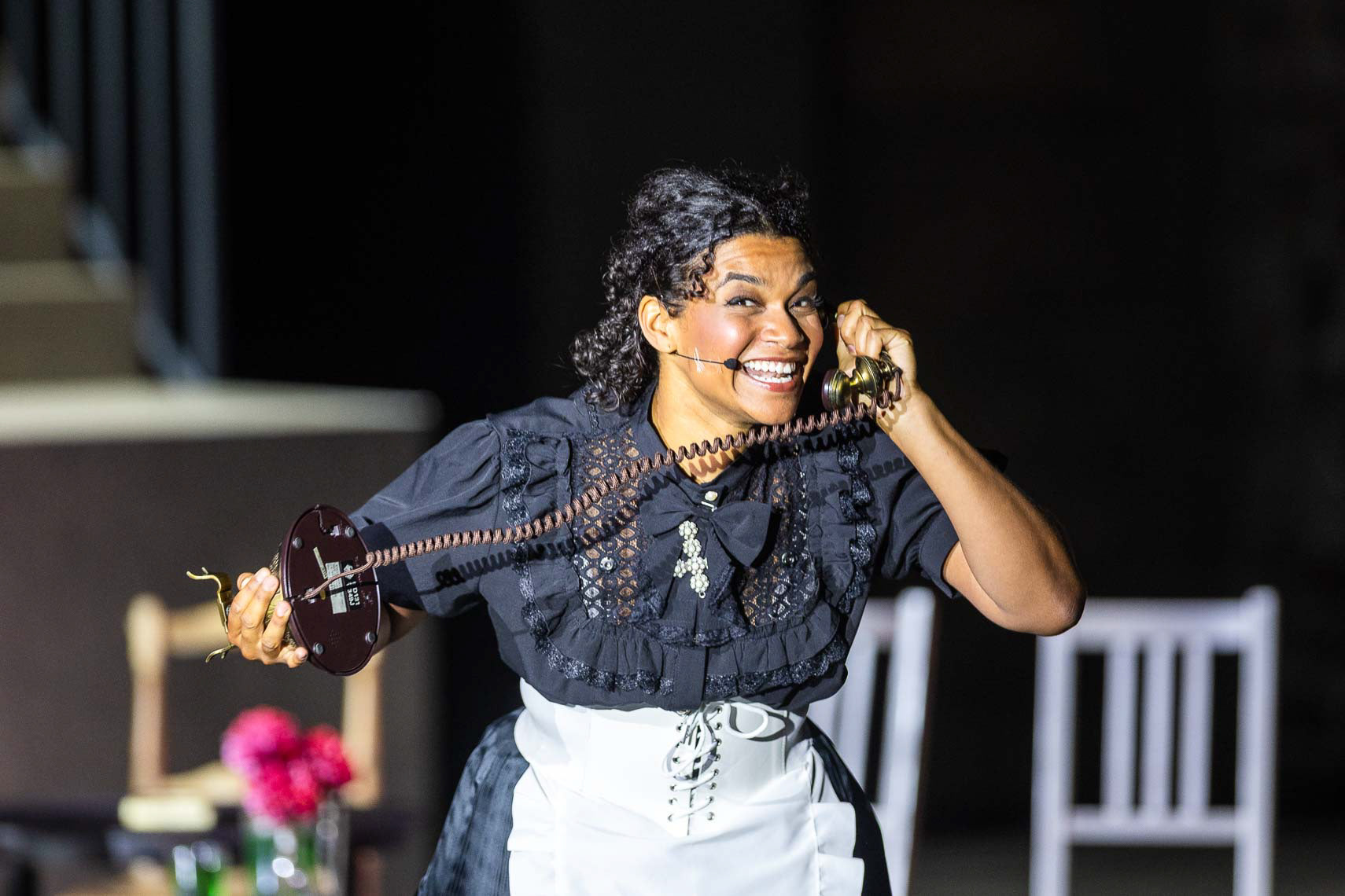 Olivia Grassner (Zimmermädchen Julia), Generalprobe "Sommernachtsträume" bei den 74. Bad Hersfelder Festspiele 2025, aufgenommen am 18. Juni 2025 in der Stiftsruine Bad Hersfeld (Hessen).