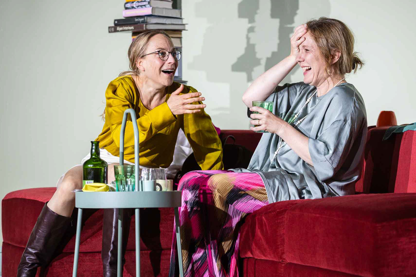 Lucca Züchner (Annette Reille), Mara Widmann (Véronique Houillé) während der Generalprobe zu "Der Gott des Gemetzels" bei den 74. Bad Hersfelder Festspiele, 26. Juni 2025, Schloß Eichhof / Bad Hersfeld / Deutschland