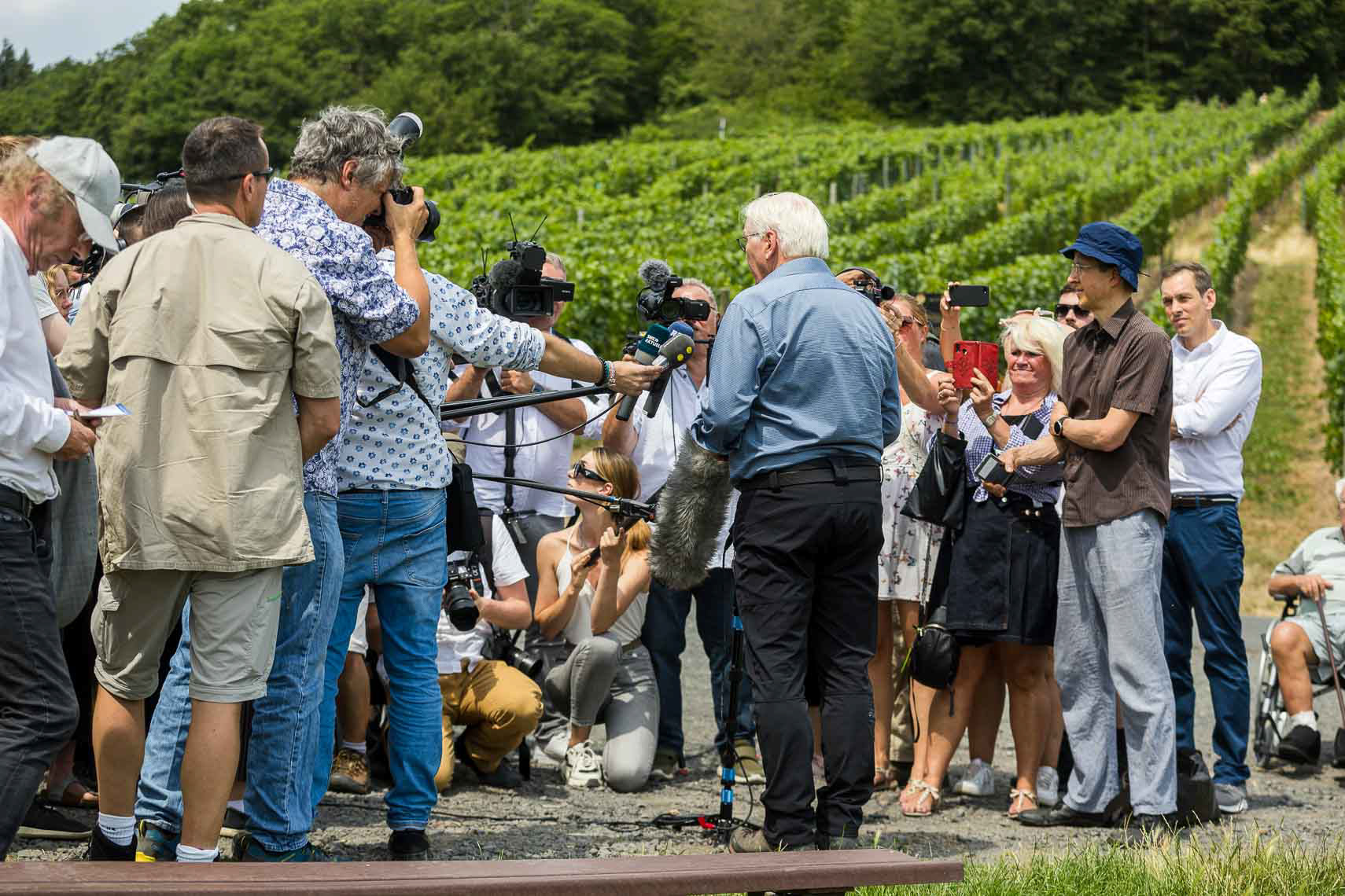 Zum zweiten Jahrestag der Flutkatastrophe besuchte Bundespräsident Frank-Walter Steinmeier (67) das Ahrtal, zuvor traf er sich mit Medienvertretern.