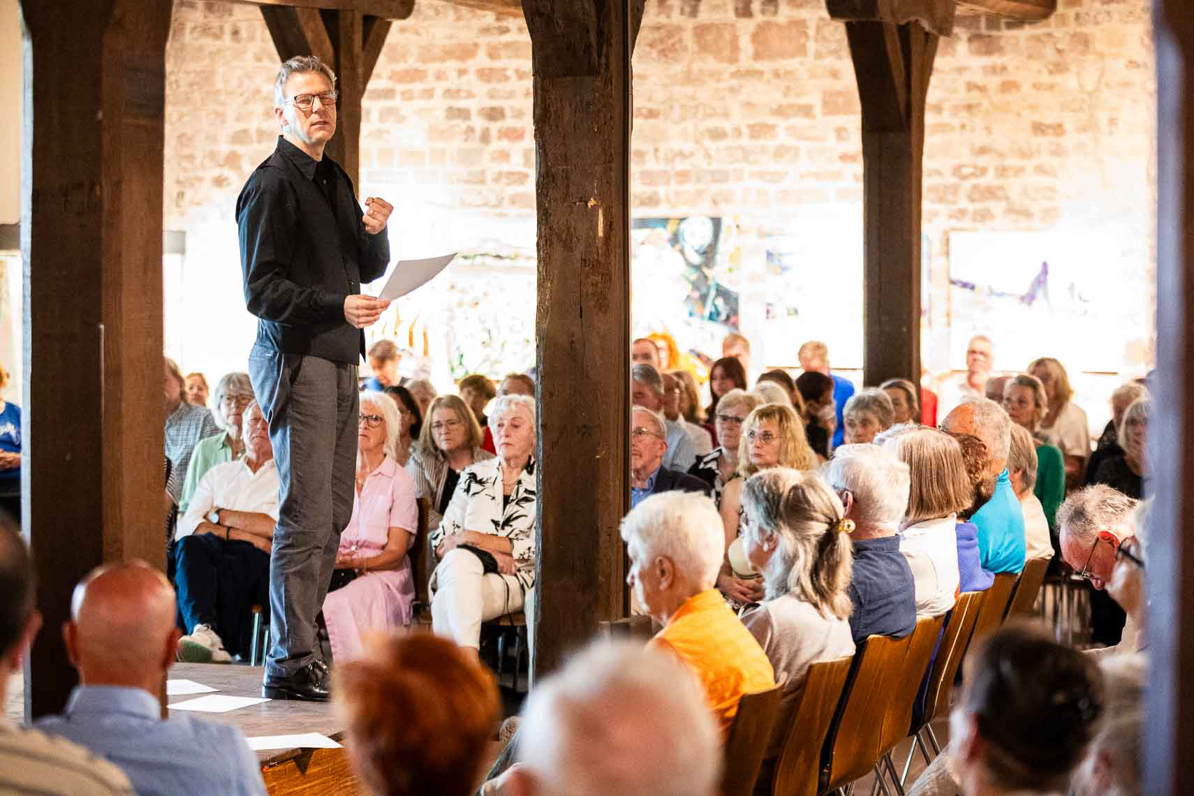 Alexander Netschajew während der literarisch-musikalischen Matinee „Die Freiheit hat man satt am End`“ zum Ende der Ende der nationalsozialistischen Gewaltherrschaft in Deutschland im Kapitelsaal des Museums im Stiftsbezirk, aufgenommen am 10. August 2025 in Bad Hersfeld / Hessen / Deutschland