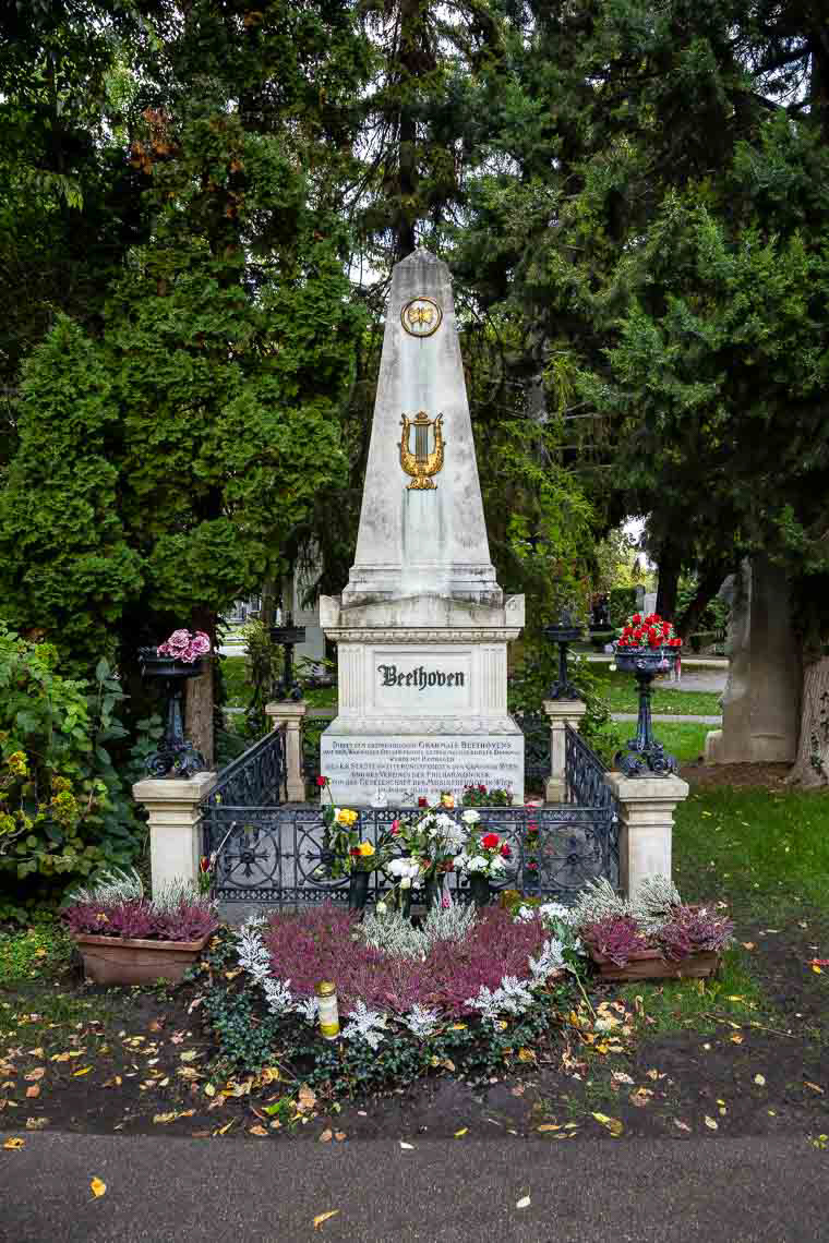 Ehrengrab von Ludwig van Beethoven (1770 - 1827) in Gruppe 32 A auf dem Wiener Zentralfriedhof. Beethovens sterbliche Überreste wurden 1888 vom ursprünglichen Friedhof in Währing auf den Zentralfriedhof überführt.