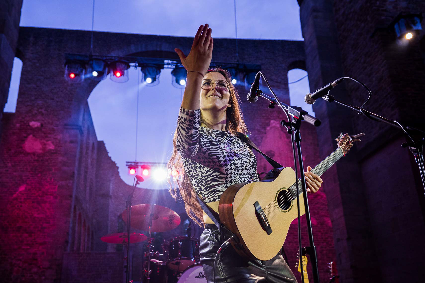 Veronica Fusaro als SupportAct von Stefanie Heinzmann im Rahmenprogramm zu den 72. Bad Hersfelder Festspielen in der Stiftsruine, 31. Juli 2023, Bad Hersfeld / Hessen / Deutschland