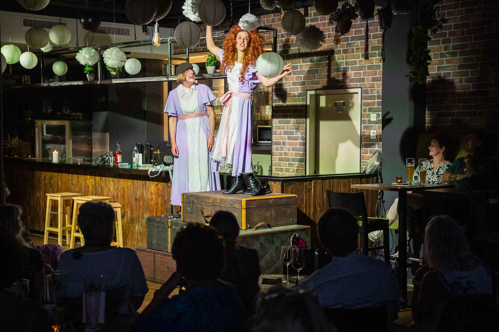 Silke Buchholz (Alberta) und Antonia Schirmeister (Elli) während der Premiere von „Titanic - Schöne Menschen spielen große Gefühle“ bei den 74. Bad Hersfelder Festspiele im Konrads im Schilde-Park, aufgenommen am 14. August 2025 in Bad Hersfeld (Hessen).