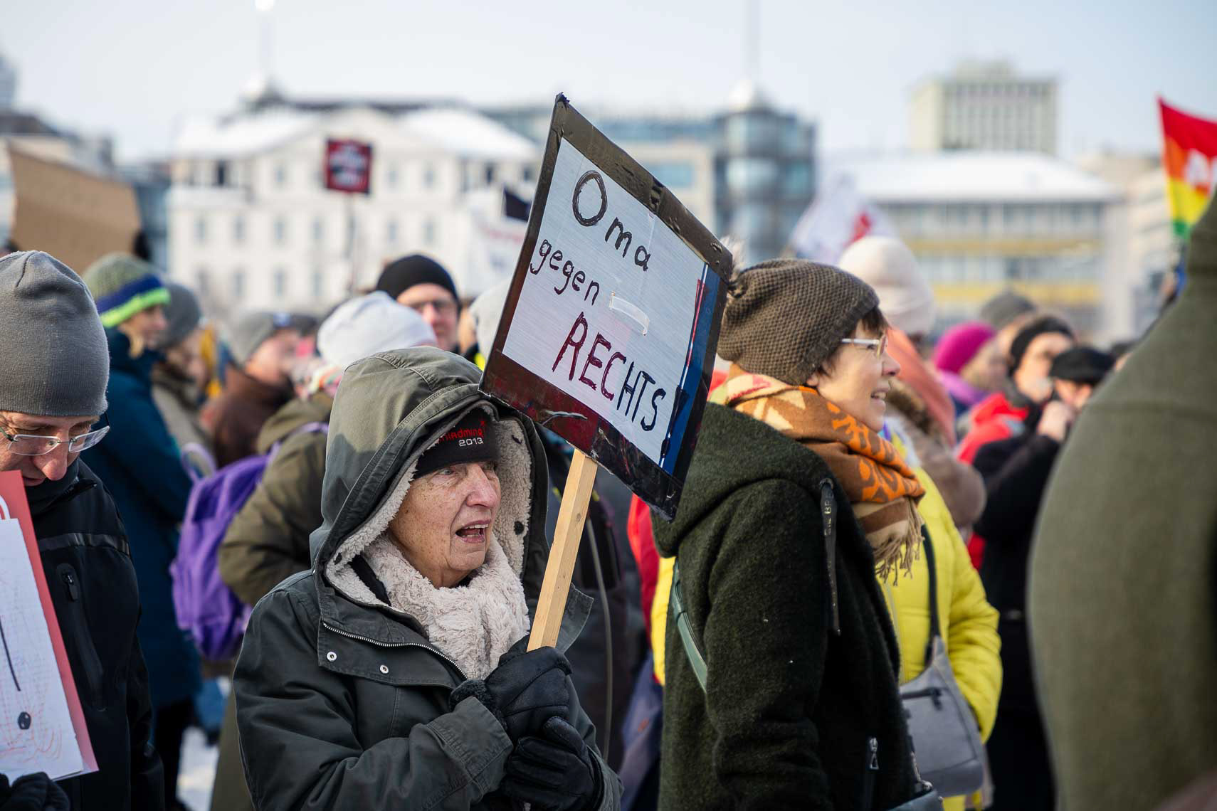 Rund 15.000 Menschen versammelten sich vor dem Staatstheater am Friedrichsplatz zu einer Kundgebung gegen Rechtsextremismus und die AfD. Die vom Bündnis “Kassel steht zusammen” organisierte Demonstration übertraf die ursprünglich angemeldeten 1.000 Teilnehmer um das 15-fache. Oberbürgermeister Sven Schoeller (Grüne) betonte in seiner Rede die Bedeutung der Demokratie und der Unantastbarkeit der Menschenwürde. Die friedliche Demonstration war Teil der bundesweiten Protestwelle gegen die durch die Correctiv-Recherche bekannt gewordenen Deportationspläne von Rechtsextremen. 20. Januar 2024, Kassel / Hessen / Deutschland