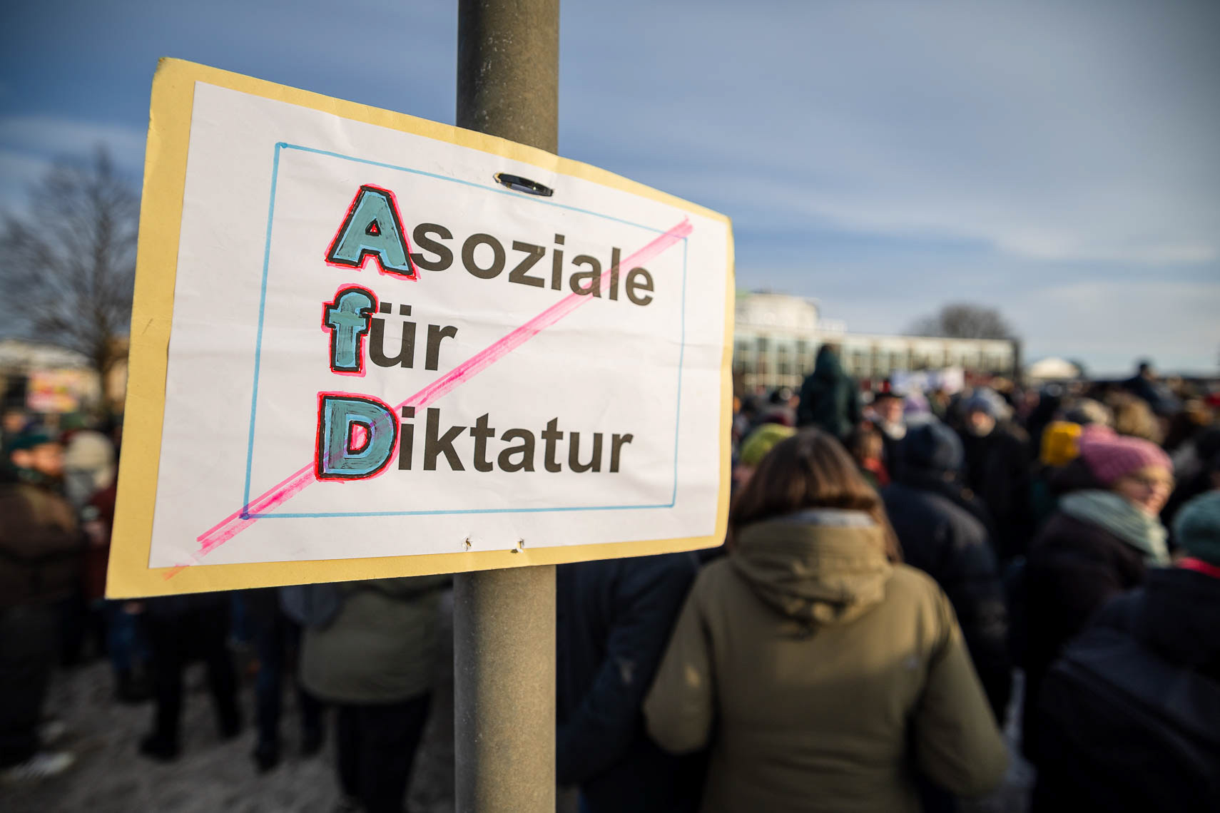 Rund 15.000 Menschen versammelten sich vor dem Staatstheater am Friedrichsplatz zu einer Kundgebung gegen Rechtsextremismus und die AfD. Die vom Bündnis “Kassel steht zusammen” organisierte Demonstration übertraf die ursprünglich angemeldeten 1.000 Teilnehmer um das 15-fache. Oberbürgermeister Sven Schoeller (Grüne) betonte in seiner Rede die Bedeutung der Demokratie und der Unantastbarkeit der Menschenwürde. Die friedliche Demonstration war Teil der bundesweiten Protestwelle gegen die durch die Correctiv-Recherche bekannt gewordenen Deportationspläne von Rechtsextremen. 20. Januar 2024, Kassel / Hessen / Deutschland