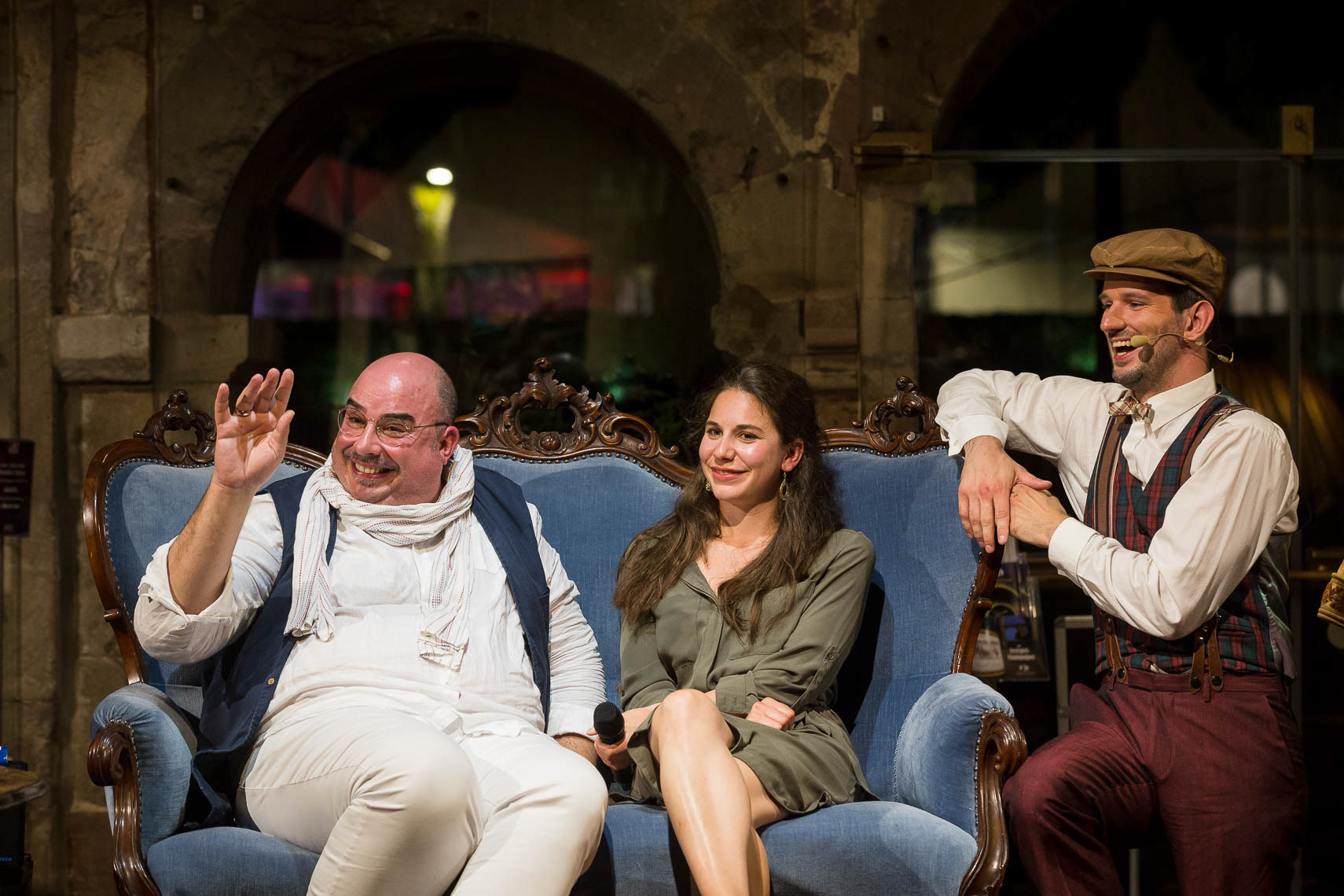 Schauspieler Robert Joseph Bartl mit Schauspielerin Natalja Joselewitsch und Gastgeber Dominik Mäcke