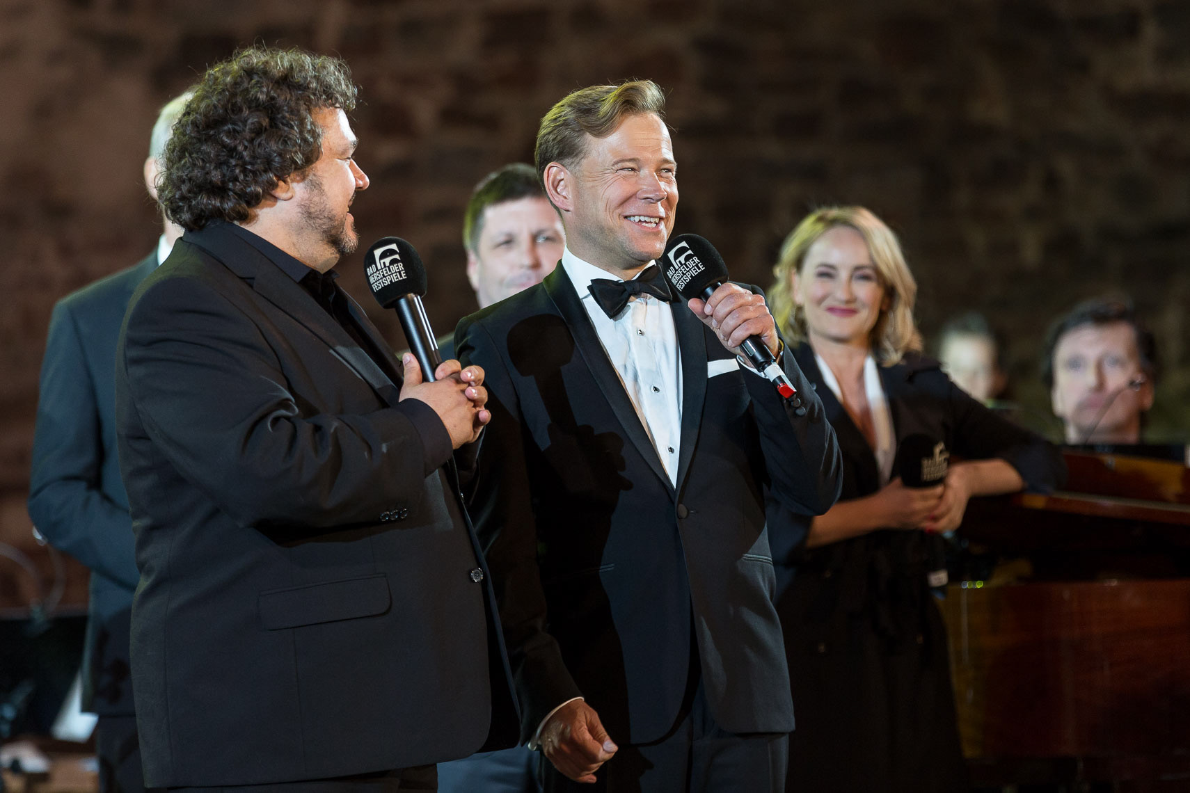 Intendant Joern Hinkel mit Mathias Schlung während der Abschlußgala „Finale Furioso” der 69. Bad Hersfelder Festspiele am 01. September 2019 in der Stiftsruine Bad Hersfeld / Hessen / Deutschland