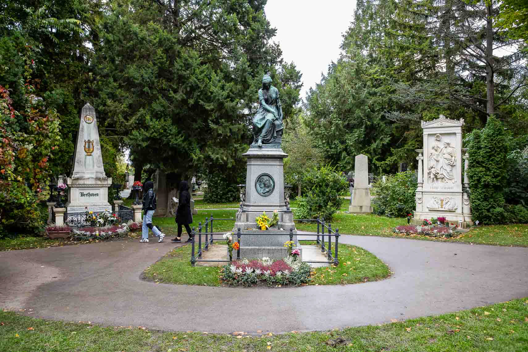 Ehrengrab von Ludwig van Beethoven (1770 - 1827), Grabdenkmal für Wolfgang Amadeus Mozart (1756 - 1791) und Franz Schubert (1797 - 1828) in Gruppe 32 A auf dem Wiener Zentralfriedhof. Beethovens sterbliche Überreste wurden 1888 vom ursprünglichen Friedhof in Währing auf den Zentralfriedhof überführt. Bestattet ist Wolfgang Amadeus Mozart am St. Marxer Friedhof. Franz Schubert war auf dem Währinger Ortsfriedhof (heute Schubertpark) in der Nähe von Ludwig van Beethovens Grab, wie es sein Wunsch war, bestattet. Die Gesellschaft der Musikfreunde in Wien sorgte für die Überführung seiner sterblichen Überreste auf den Zentralfriedhof.