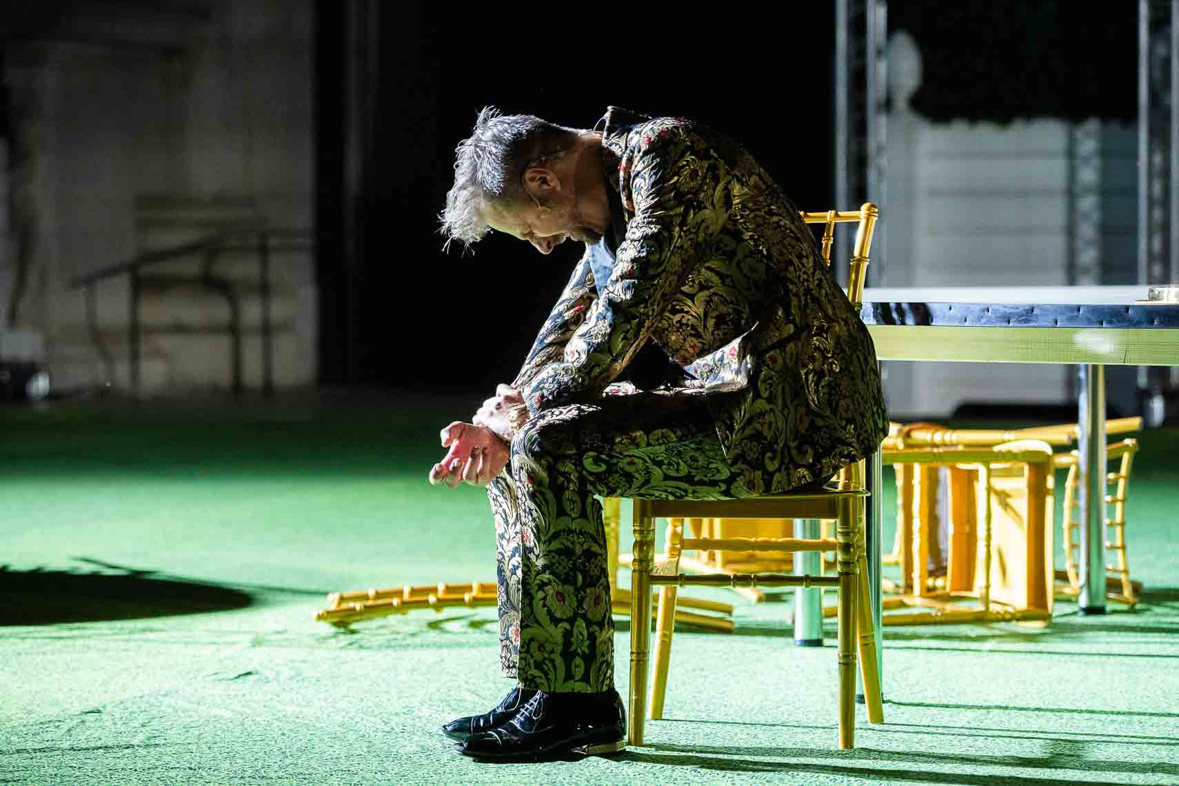 Philipp Hochmair (Jedermann) während der Generalprobe zu "Jedermann - Das Spiel vom Sterben des Reichen Mannes" von Hugo von Hofmannsthal (1874 - 1929) bei den Salzburger Festspielen 2024 am 17. Juli 2024 auf dem Domplatz Salzburg / Land Salzburg / Österreich