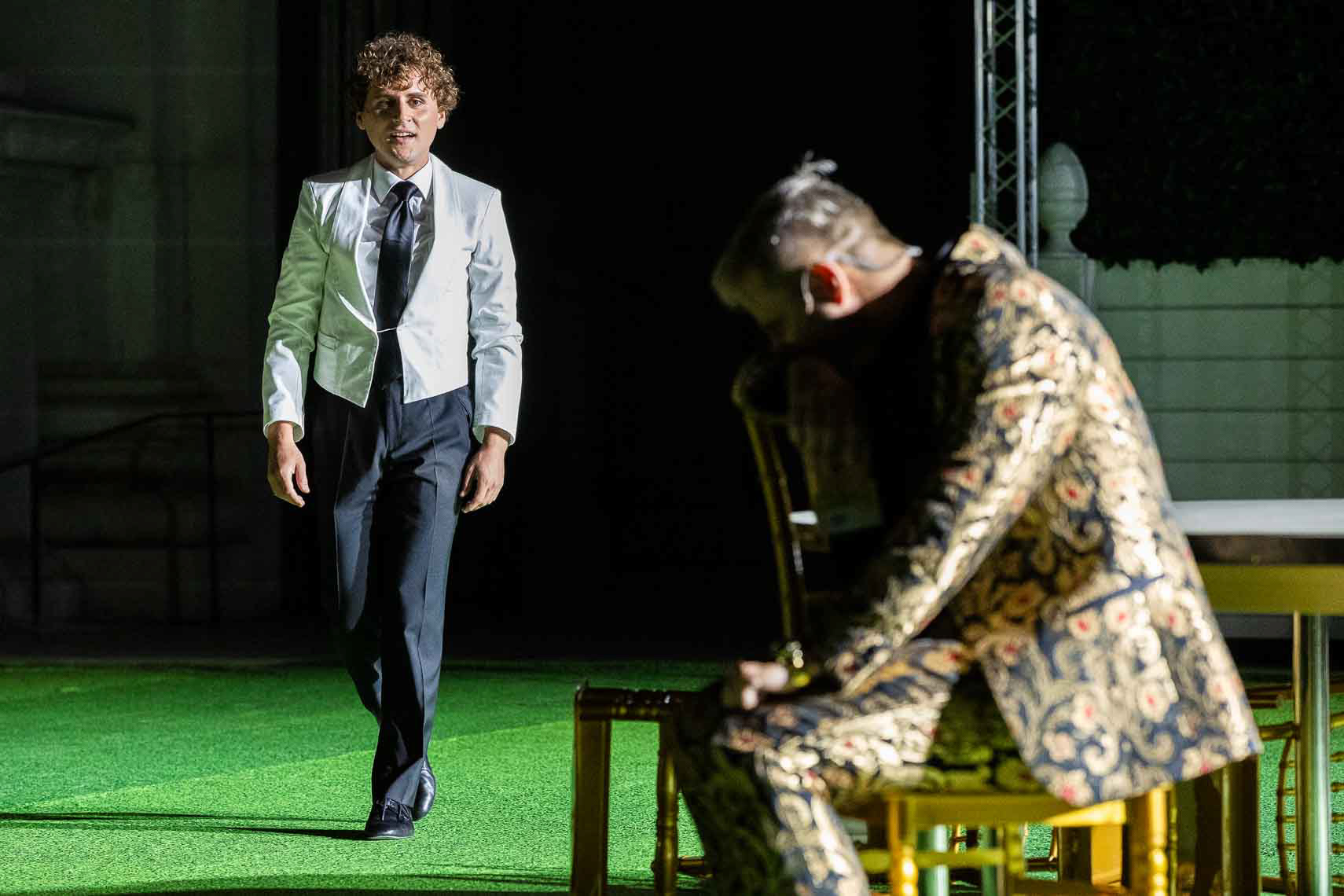 Dominik Dos-Reis (Tod) mit Philipp Hochmair (Jedermann) während der Generalprobe zu "Jedermann - Das Spiel vom Sterben des Reichen Mannes" von Hugo von Hofmannsthal (1874 - 1929) bei den Salzburger Festspielen 2024 am 17. Juli 2024 auf dem Domplatz Salzburg / Land Salzburg / Österreich