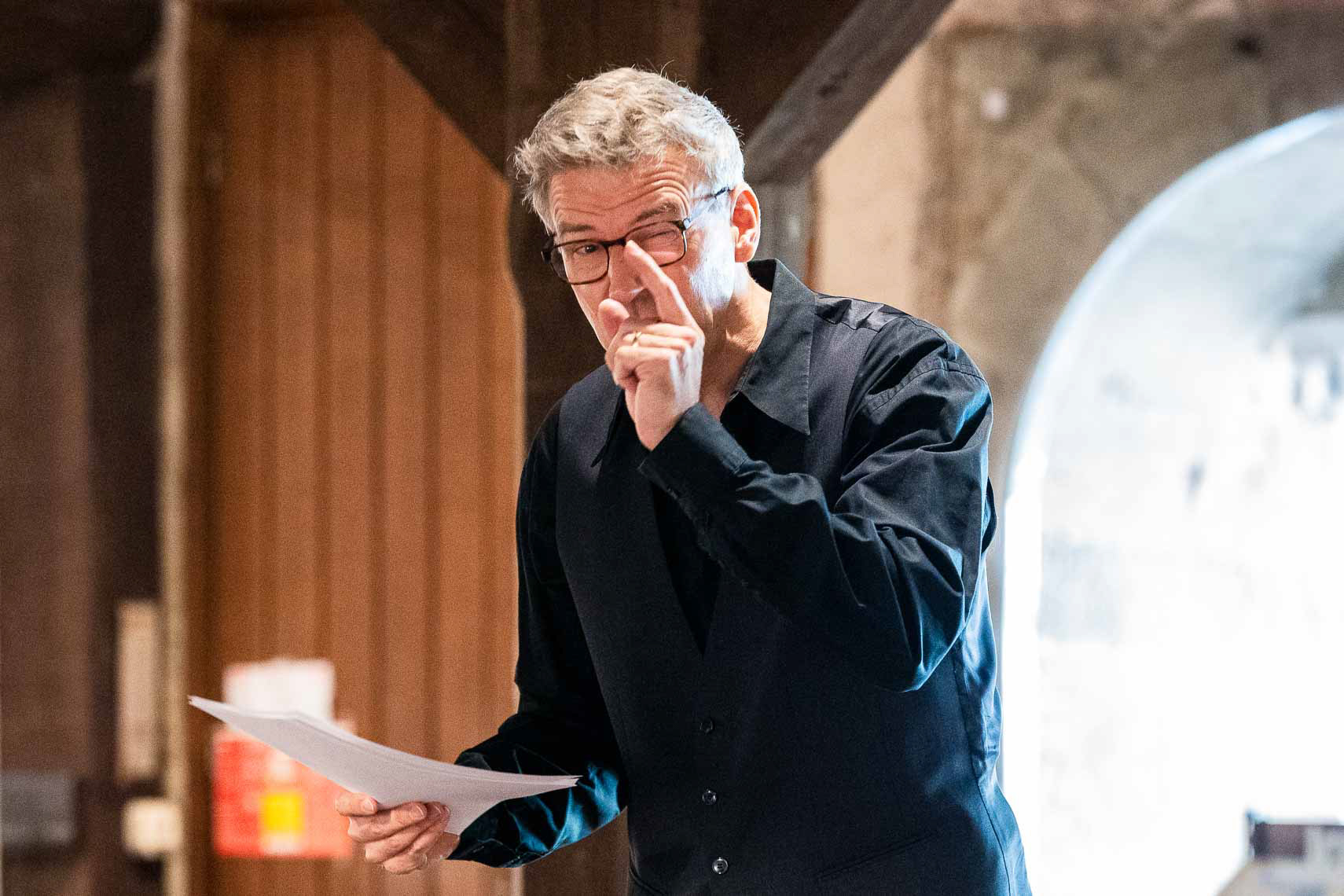 Alexander Netschajew während der literarisch-musikalischen Matinee „Die Freiheit hat man satt am End`“ zum Ende der Ende der nationalsozialistischen Gewaltherrschaft in Deutschland im Kapitelsaal des Museums im Stiftsbezirk, aufgenommen am 10. August 2025 in Bad Hersfeld / Hessen / Deutschland