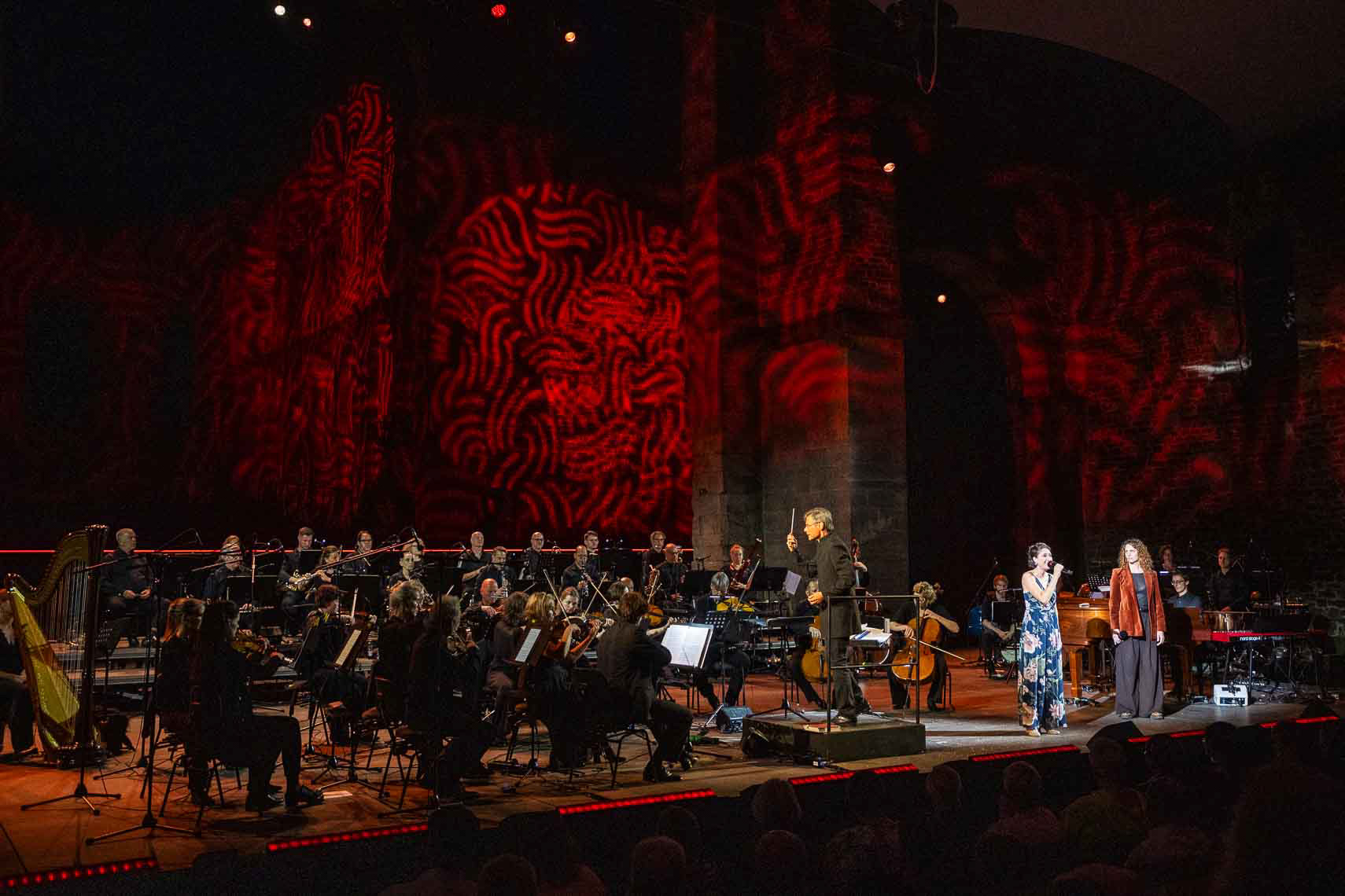 Christoph Wohlleben mit Orchester und Valerie Luksch und Veronika Hörmann bei der Abschlussgala der 75. Bad Hersfelder Festspiele in der Stiftsruine in Bad Hersfeld, Deutschland, 16. August 2026