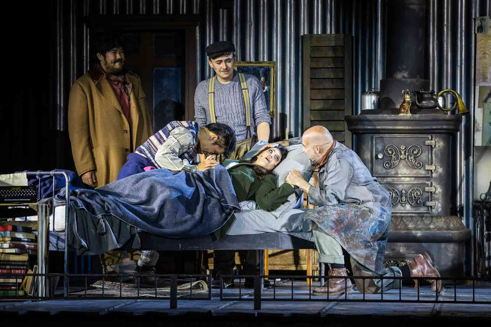 Aaron Eunhyuk Lee (Colline), Konstantin Ingenpaß (Schaunard), Jongwoo Kim (Rodolfo), Shelly Jackson (Mimi), Kammersänger Máté Sólyom Nagy (Marcello) während der Generalprobe zu "La Bohème" bei den 32. Domstufen-Festspiele, aufgenommen am 06. August 2025 in Erfurt (Thüringen).