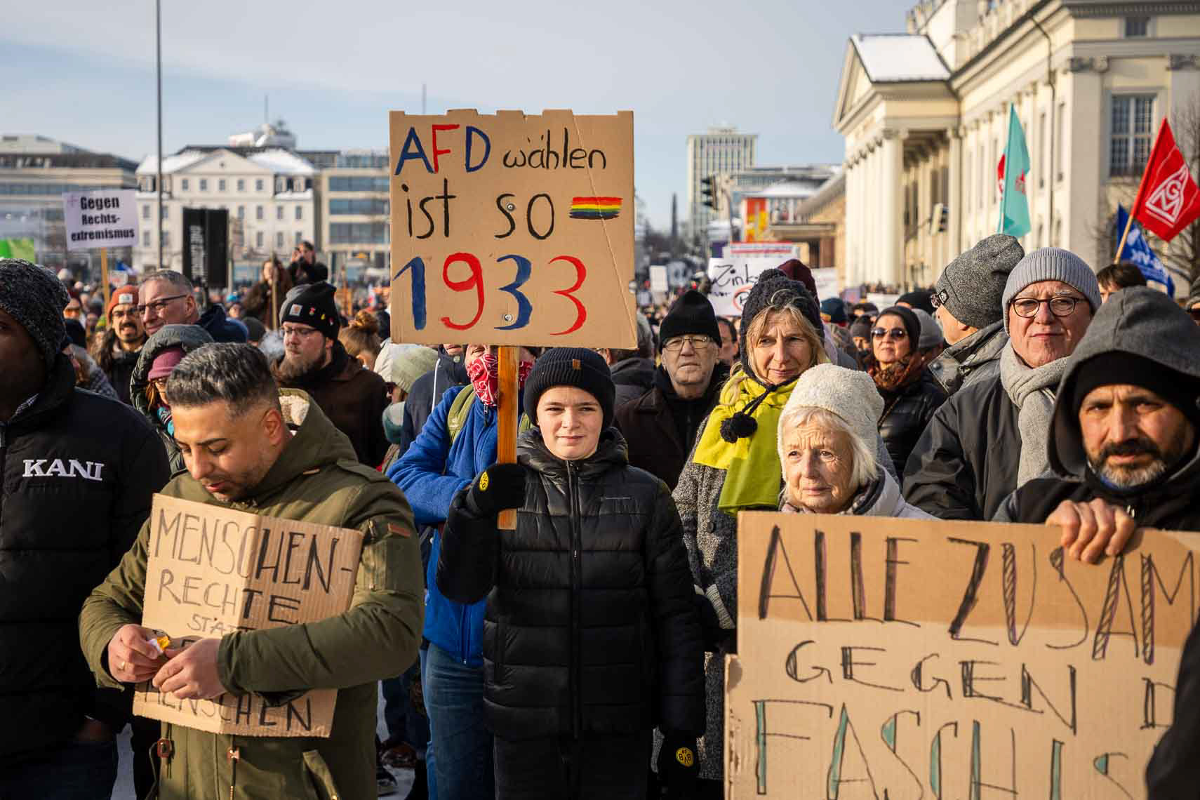 Rund 15.000 Menschen versammelten sich vor dem Staatstheater am Friedrichsplatz zu einer Kundgebung gegen Rechtsextremismus und die AfD. Die vom Bündnis “Kassel steht zusammen” organisierte Demonstration übertraf die ursprünglich angemeldeten 1.000 Teilnehmer um das 15-fache. Oberbürgermeister Sven Schoeller (Grüne) betonte in seiner Rede die Bedeutung der Demokratie und der Unantastbarkeit der Menschenwürde. Die friedliche Demonstration war Teil der bundesweiten Protestwelle gegen die durch die Correctiv-Recherche bekannt gewordenen Deportationspläne von Rechtsextremen. 20. Januar 2024, Kassel / Hessen / Deutschland