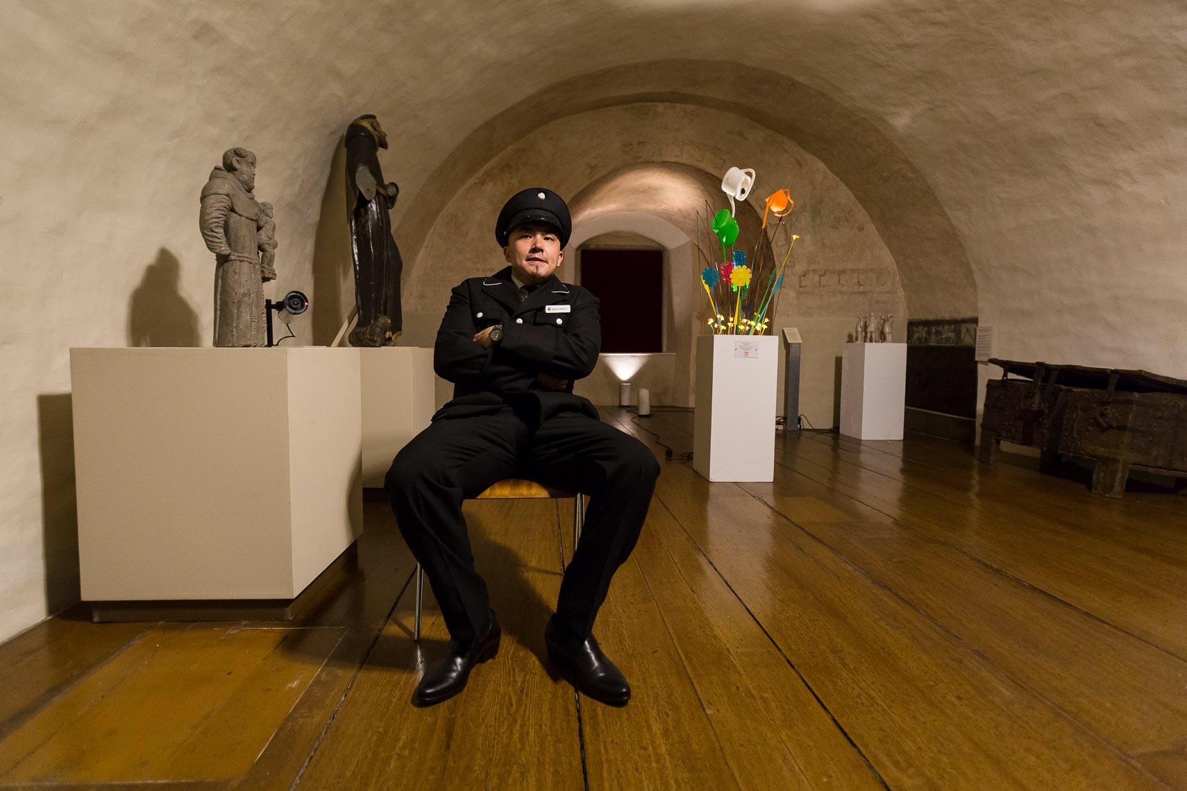 Andrés Mendez als Museumswärter Dave Holy in "Nipplejesus", dem Rahmenprogramm in der Kapelle in der Galerie im Stift während der 69. Bad Hersfelder Festspiele am 25. Juli 2019 in Bad Hersfeld / Hessen / Deutschland
