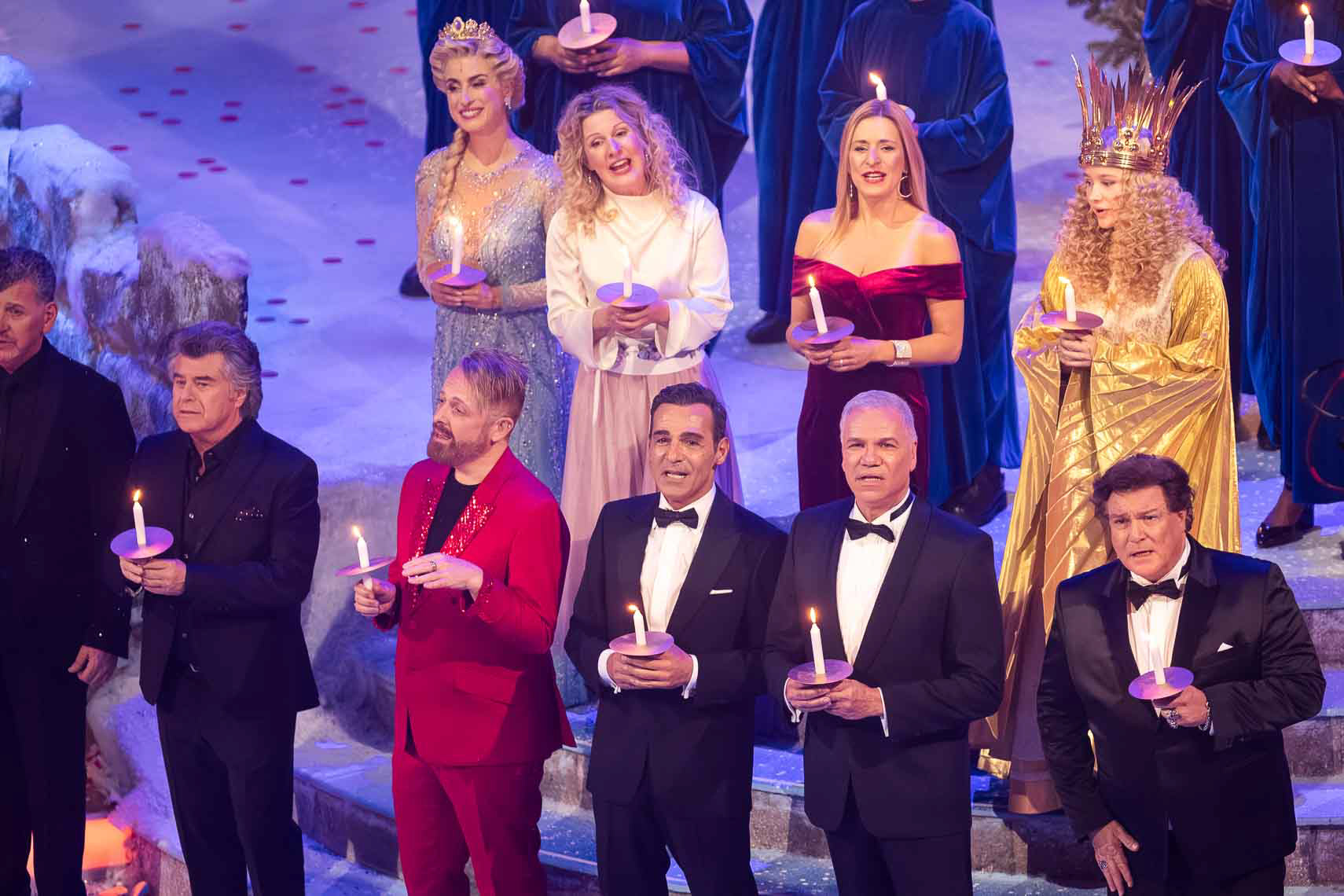Semino Rossi, Andy Borg, Ross Antony, Gentlemen Forever, Die Eiskönigin, Simone Sommerland, Stefanie Hertel und Nürnberger Christkind (Nora Falk) bei der TV-Show "Das Adventsfest der 100.000 Lichter" im Congress Centrum Suhl, Deutschland, 29. November 2025.