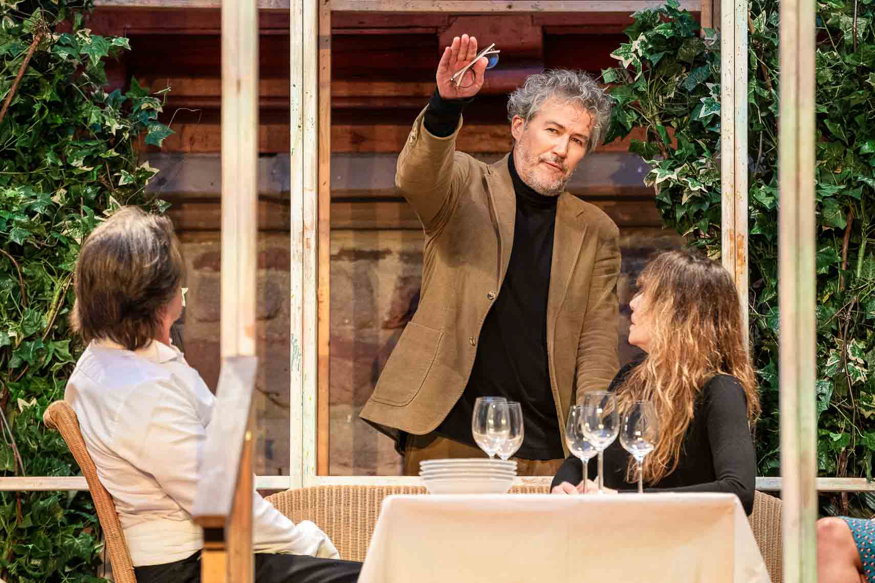 Sebastian Goder (Claus), Christian Nickel (Peer) und Alexandra Kamp (Elisabeth) während der Generalprobe zu "Der Vorname" bei den 73. Bad Hersfelder Festspielen am 10. Juli 2024 im Schloss Eichhof Bad Hersfeld / Hessen / Deutschland