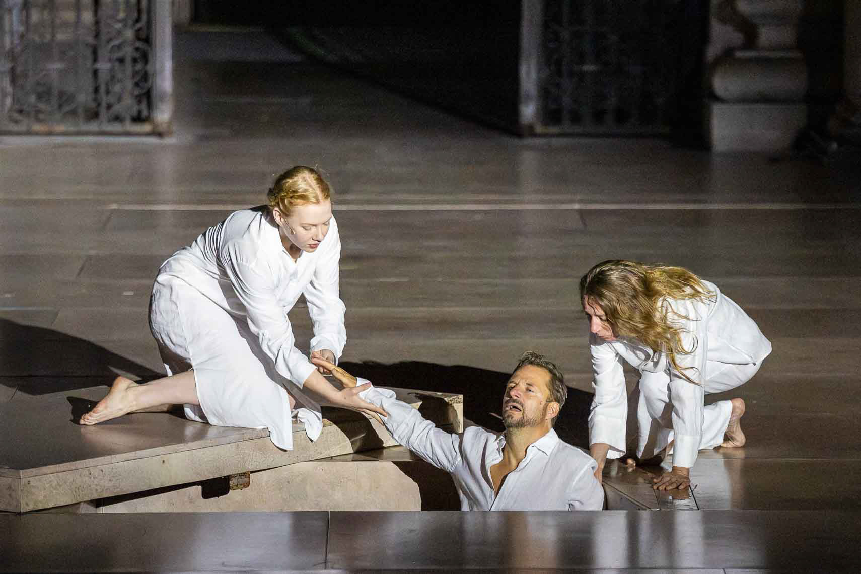 Juliette Larat (Glaube) mit Philipp Hochmair (Jedermann) und Kathleen Morgeneyer (Werke) während der Generalprobe zu "Jedermann - Das Spiel vom Sterben des Reichen Mannes" nach Hugo von Hofmannsthal (1874 - 1929) bei den Salzburger Festpielen am 15. Juli 2025 auf dem Domplatz Salzburg / Land Salzburg / Österreich