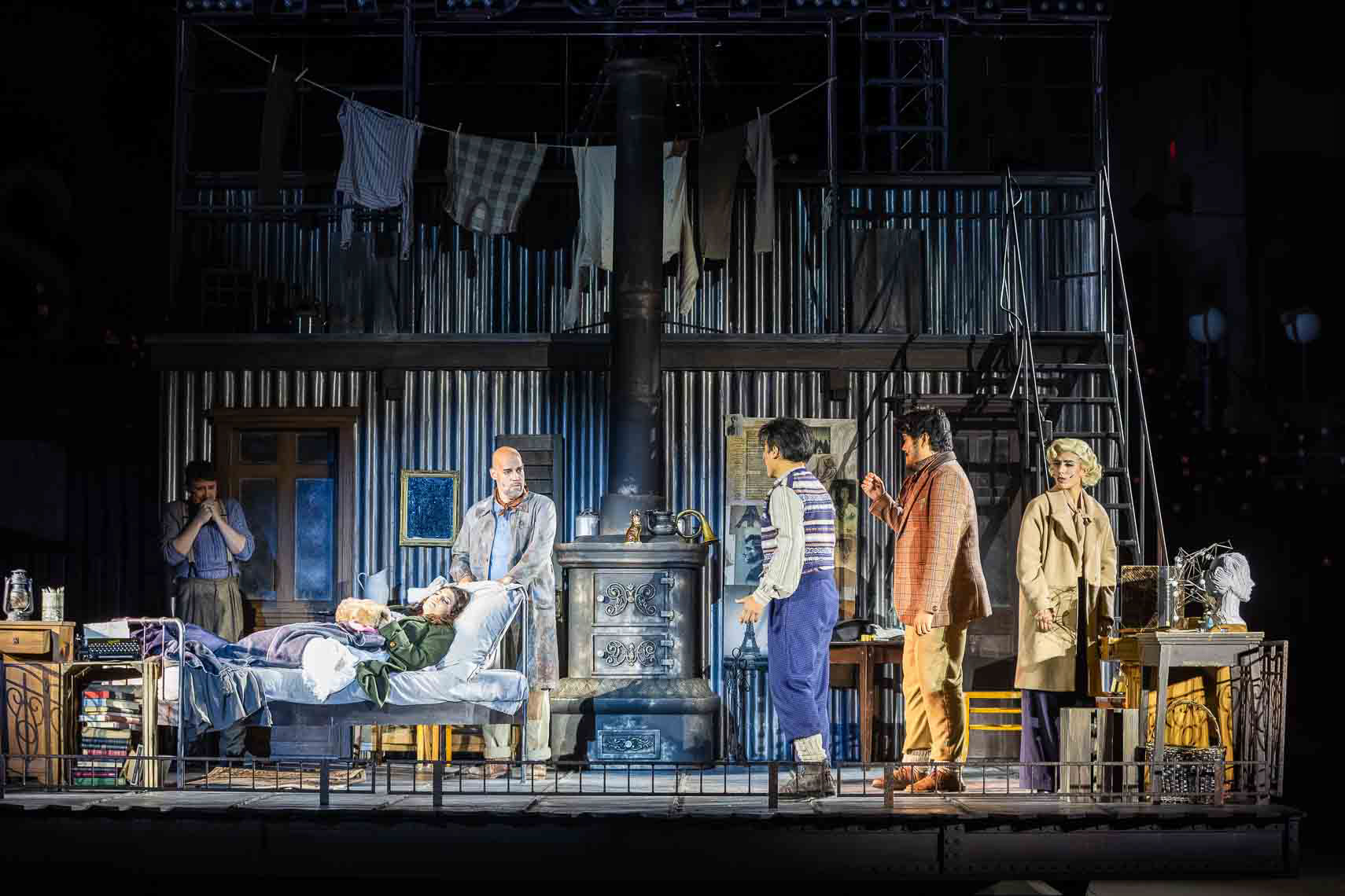 Konstantin Ingenpaß (Schaunard), Shelly Jackson (Mimi), Kammersänger Máté Sólyom Nagy (Marcello), Jongwoo Kim (Rodolfo), Aaron Eunhyuk Lee (Colline), Candela Gotelli (Musetta) während der Generalprobe zu "La Bohème" bei den 32. Domstufen-Festspiele, aufgenommen am 06. August 2025 in Erfurt (Thüringen).