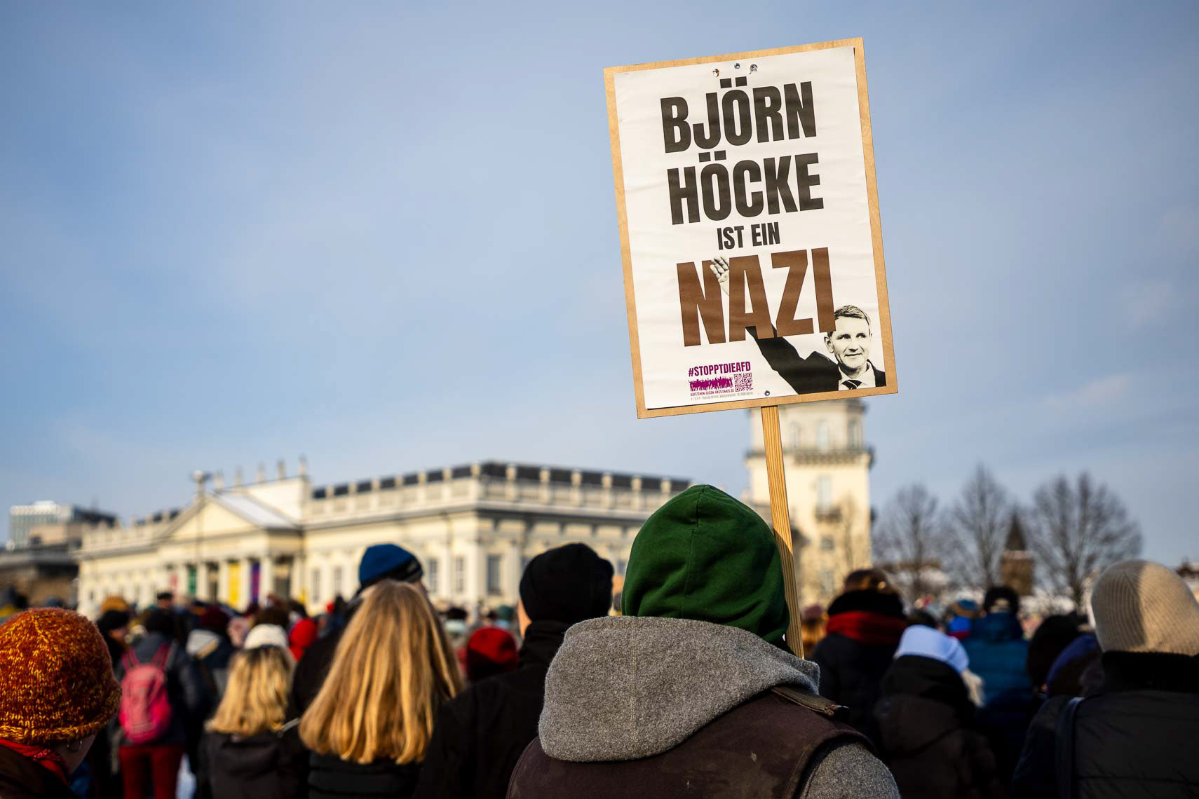 Rund 15.000 Menschen versammelten sich vor dem Staatstheater am Friedrichsplatz zu einer Kundgebung gegen Rechtsextremismus und die AfD. Die vom Bündnis “Kassel steht zusammen” organisierte Demonstration übertraf die ursprünglich angemeldeten 1.000 Teilnehmer um das 15-fache. Oberbürgermeister Sven Schoeller (Grüne) betonte in seiner Rede die Bedeutung der Demokratie und der Unantastbarkeit der Menschenwürde. Die friedliche Demonstration war Teil der bundesweiten Protestwelle gegen die durch die Correctiv-Recherche bekannt gewordenen Deportationspläne von Rechtsextremen. 20. Januar 2024, Kassel / Hessen / Deutschland