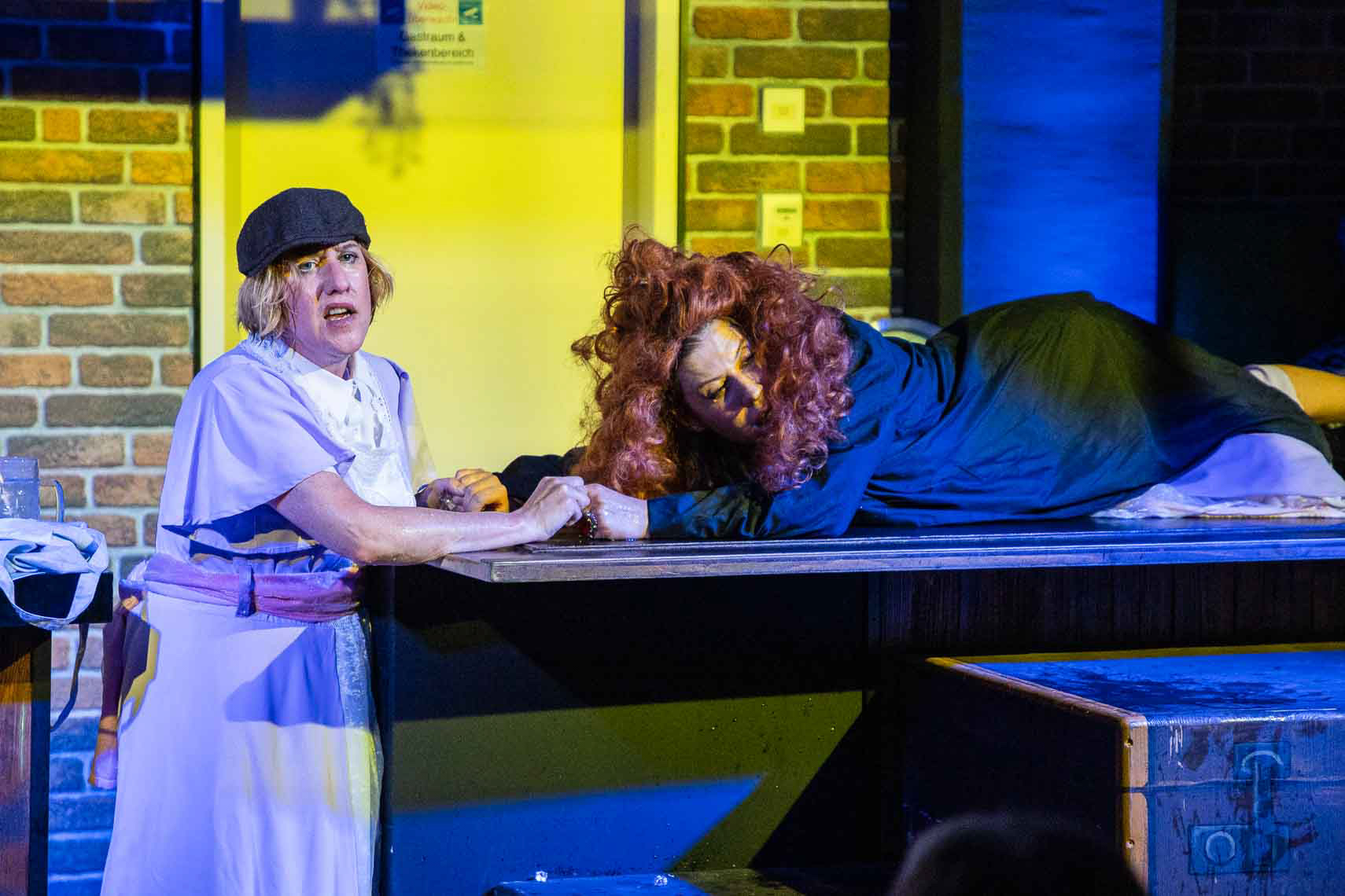 Silke Buchholz (Alberta) und Antonia Schirmeister (Elli) während der Premiere von „Titanic - Schöne Menschen spielen große Gefühle“ bei den 74. Bad Hersfelder Festspiele im Konrads im Schilde-Park, aufgenommen am 14. August 2025 in Bad Hersfeld (Hessen).