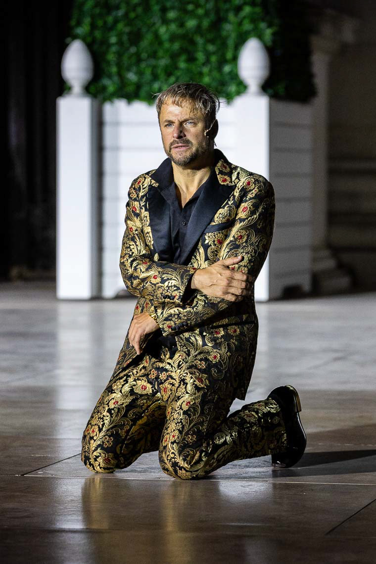 Philipp Hochmair (Jedermann) während der Generalprobe zu "Jedermann - Das Spiel vom Sterben des Reichen Mannes" von Hugo von Hofmannsthal (1874 - 1929) bei den Salzburger Festspielen 2024 am 17. Juli 2024 auf dem Domplatz Salzburg / Land Salzburg / Österreich
