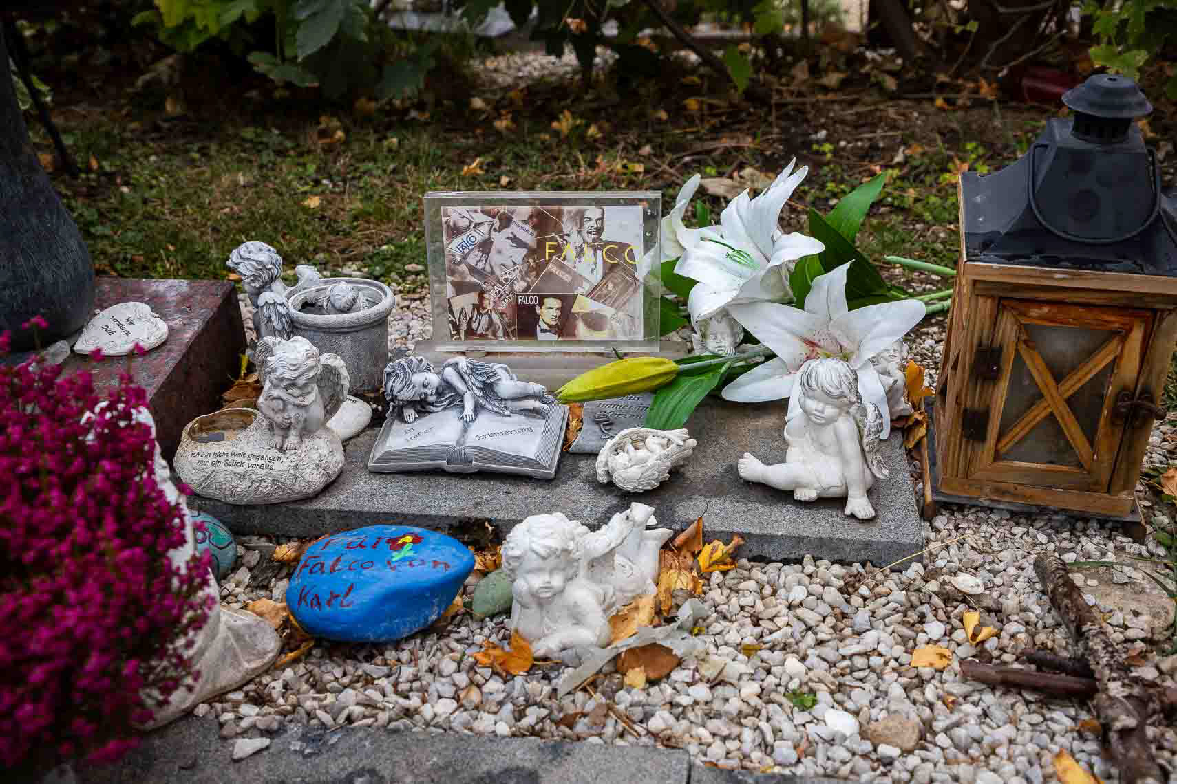 Ehrengrab von Musiker Hans Hölzel alias Falco (1957 - 1998) in Gruppe 40, Nr. 64 auf dem Zentralfriedhof Wien. Beigesetzt wurde er unter anderem in einem Versace-Hemd, zu den Klängen des 1985 von ihm gesungenen Bob-Dylan-Songs „It's All Over Now, Baby Blue". Falcos Sarg trugen jene Wiener Motorrad-Rocker, die 1985 im Video "Rock me Amadeus" mitgespielt hatten. Darauf lag der Mantel, den er in diesem Video getragen hatte. Tausende Menschen kamen zum Begräbnis. Die Idee, der Entwurf, die Planung und auch die Ausführung der steinernen Teile des Falco-Grabmales stammen von Erwin Zechmeister, Steinmetz in Hollabrunn. Die Glasplatte aus Panzerglas wurde in Tschechien hergestellt. Finanziert wurde das Grabmal von Falcos Freund, dem Geschäftsmann Ronald Seunig (Excalibur City). Kostenpunkt umgerechnet ca. 20 000 Euro. Die Aufstellung erfolgte 1999. Das Grabmal besteht aus drei Teilen: Falco - der Künstler (Obelisk), Falco - das Werk (Glasplatte), Falco - der Mensch (Säule). Neben dem Grab befindet sich eine Sitzbank für die Pilger, die neben ihm vorgesehenen letzten Ruhestätten werden nicht mehr belegt werden.