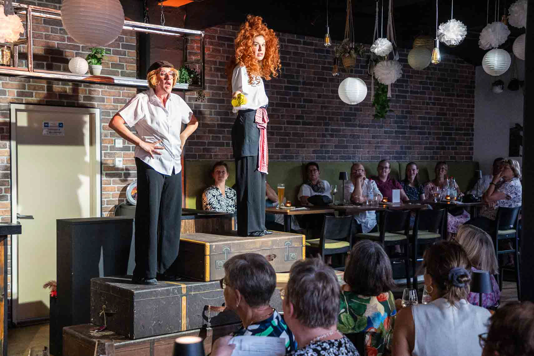 Silke Buchholz (Alberta) und Antonia Schirmeister (Elli) während der Premiere von „Titanic - Schöne Menschen spielen große Gefühle“ bei den 74. Bad Hersfelder Festspiele im Konrads im Schilde-Park, aufgenommen am 14. August 2025 in Bad Hersfeld (Hessen).