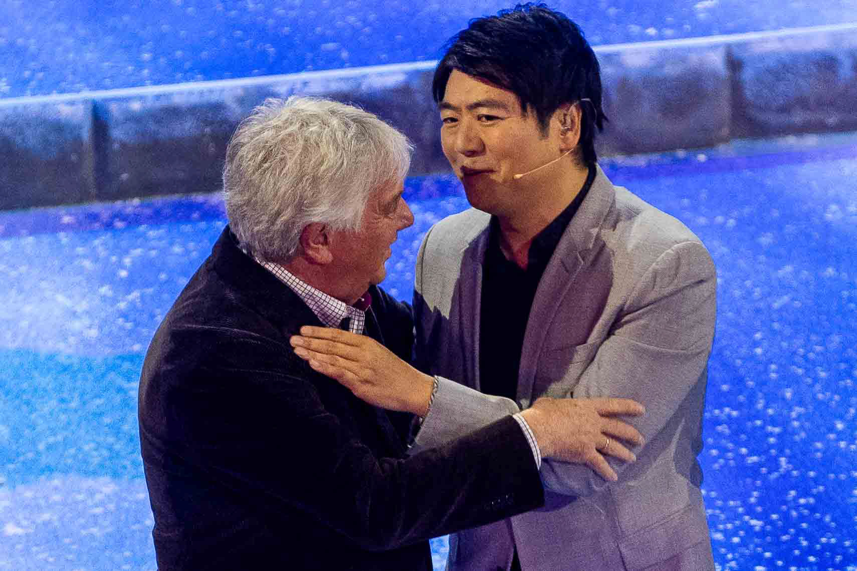 Rolf Zuckowski mit Lang Lang bei der TV-Show "Das Adventsfest der 100.000 Lichter" im Congress Centrum Suhl, Deutschland, 29. November 2025.