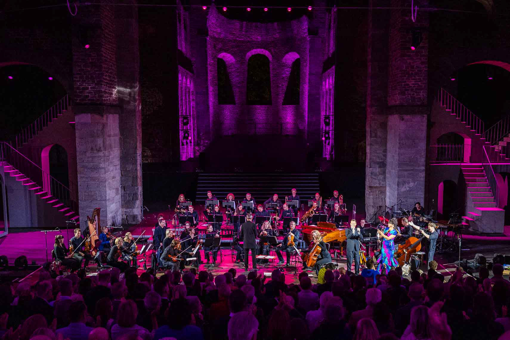 Christoph Wohlleben (Musikalische Leitung), Christof Messner, Olivia Grassner und David Jakobs während der Abschluss-Gala der 74. Bad Hersfelder Festspiele in der Stiftsruine, aufgenommen am 18. August 2025 in Bad Hersfeld (Hessen).