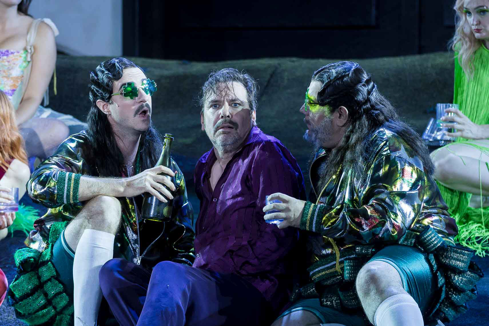 Fridolin Sandmeyer (Dünner Vetter) mit Michael Maertens (Jedermann) und Bruno Cathomas (Dicker Vetter) während der Medienprobe / Generalprobe zu „Jedermann - Das Spiel vom Sterben des reichen Mannes” von Hugo von Hofmannsthal (1974 - -1929) bei den Salzburger Festspiele 2023