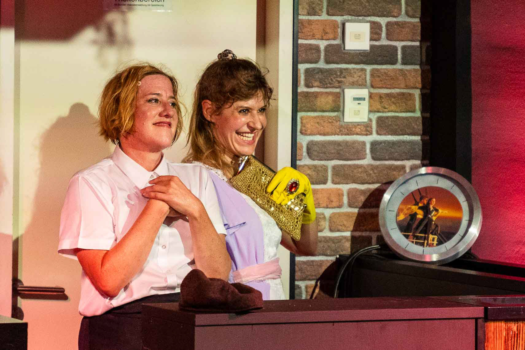 Silke Buchholz (Alberta) und Antonia Schirmeister (Elli) während der Premiere von „Titanic - Schöne Menschen spielen große Gefühle“ bei den 74. Bad Hersfelder Festspiele im Konrads im Schilde-Park, aufgenommen am 14. August 2025 in Bad Hersfeld (Hessen).