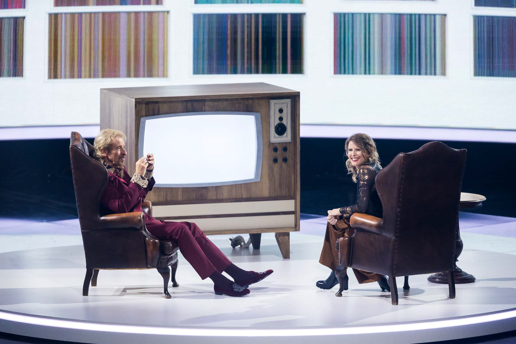 Thomas Gottschalk (73) bei seiner letzten Wette mit der späteren Wettkönigin Julia reichert, die anhand Farbstrichcode Wetten aus mehr als 200 Wetten erkannte