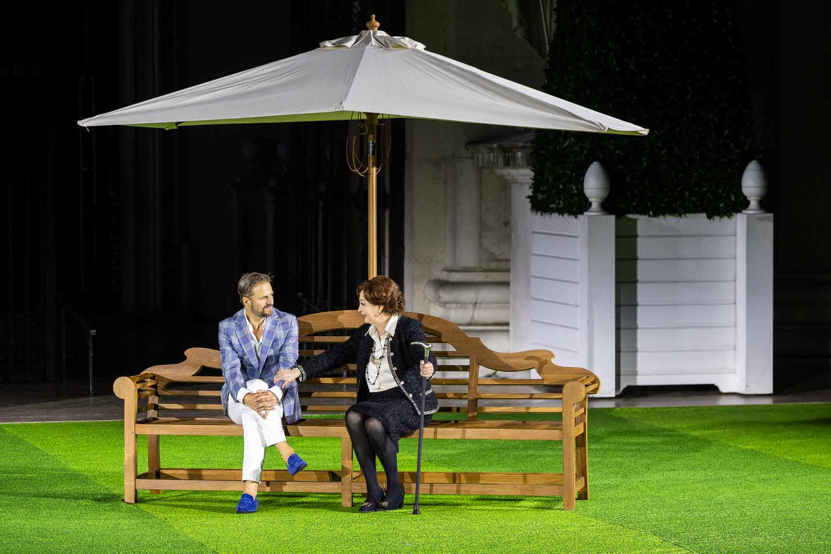 Philipp Hochmair (Jedermann) und Andrea Jonasson (Jedermanns Mutter) während der Generalprobe zu "Jedermann - Das Spiel vom Sterben des reichen Mannes" bei den Salzburger Festspielen, aufgenommen am 15. Juli 2025 auf dem Domplatz Salzburg (Land Salzburg / Österreich).